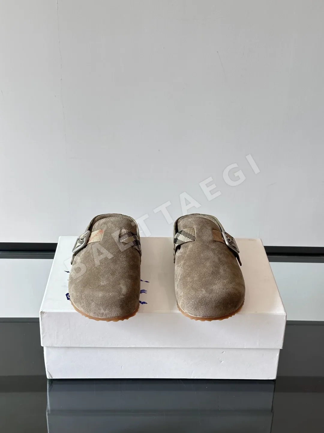버버리 가죽 체인 장식 슬리퍼 상세 이미지 2