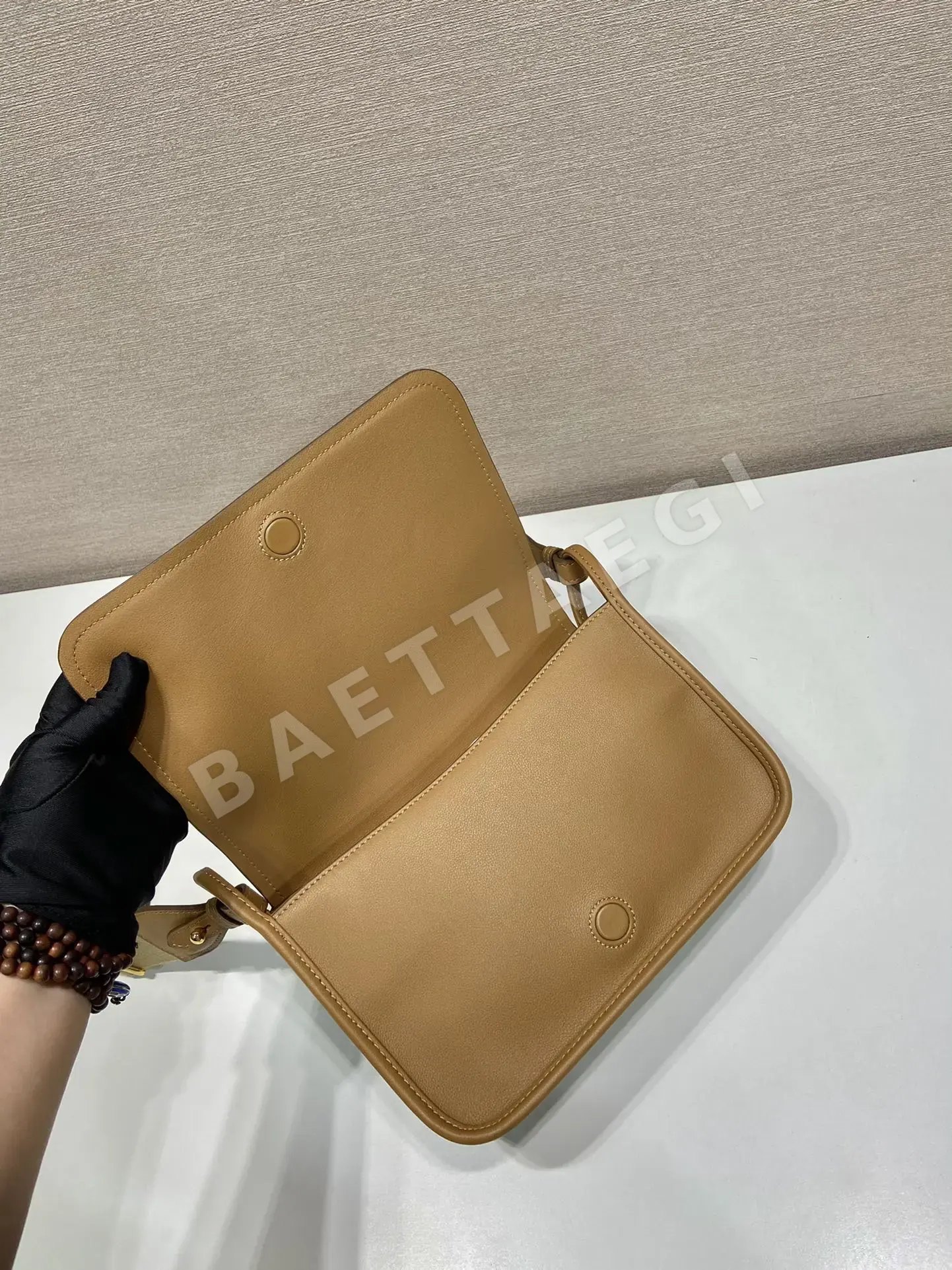 프라다 삼각 로고 가죽 미니 숄더백 1BD372 상세 이미지 7