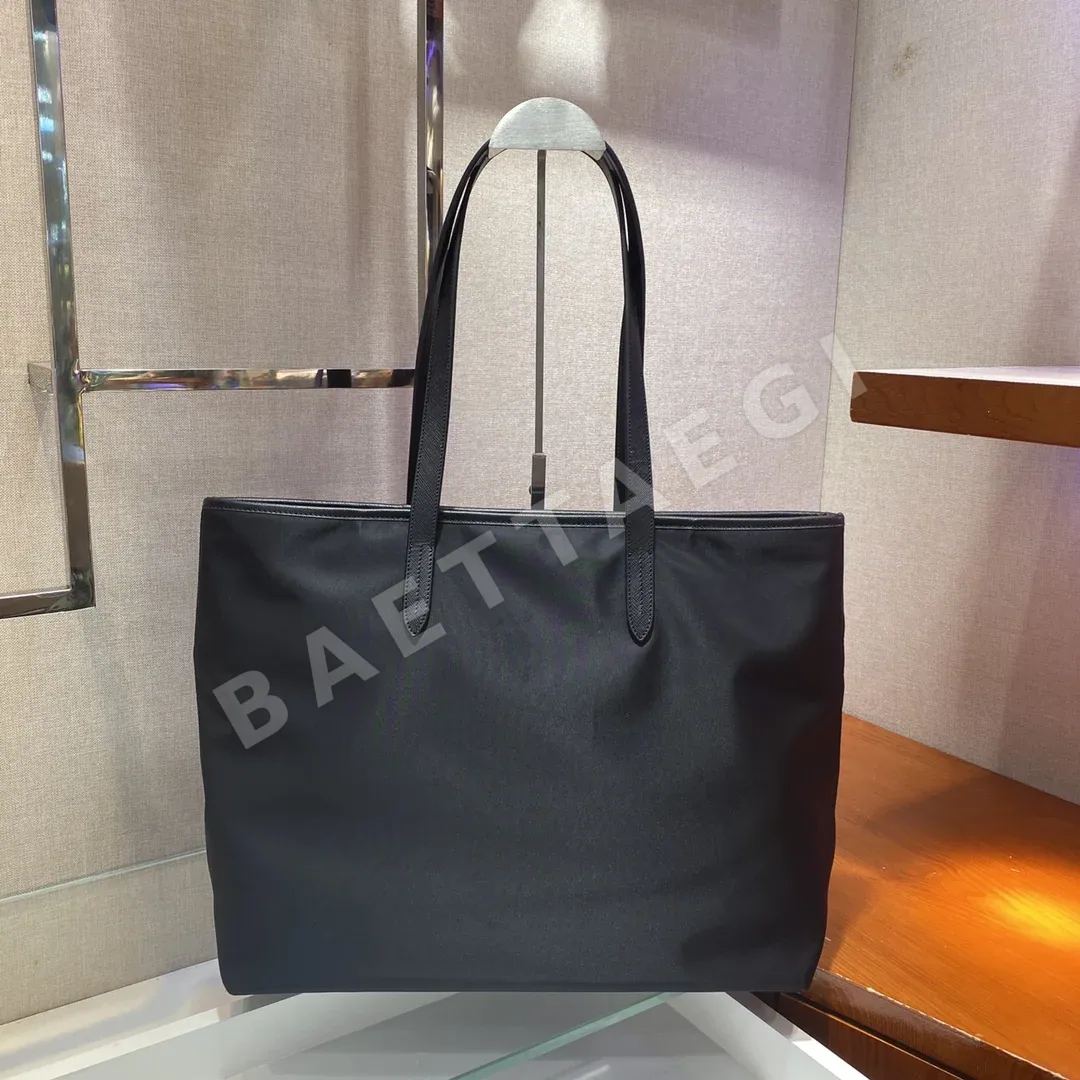 프라다 나일론 자수 대용량 숄더백 1BG218 상세 이미지 4