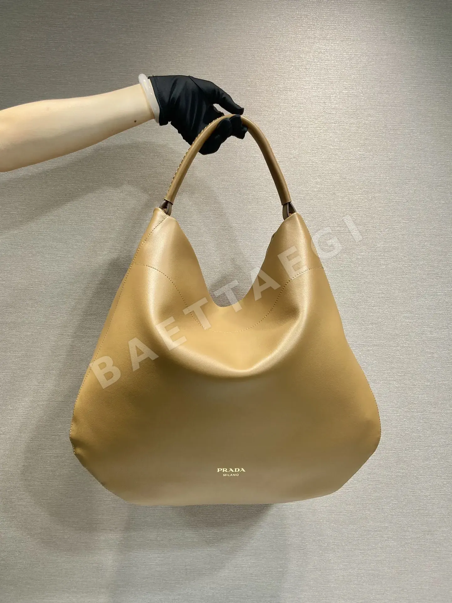 프라다 소가죽 엠보 로고 숄더백 1BC219 상세 이미지 1