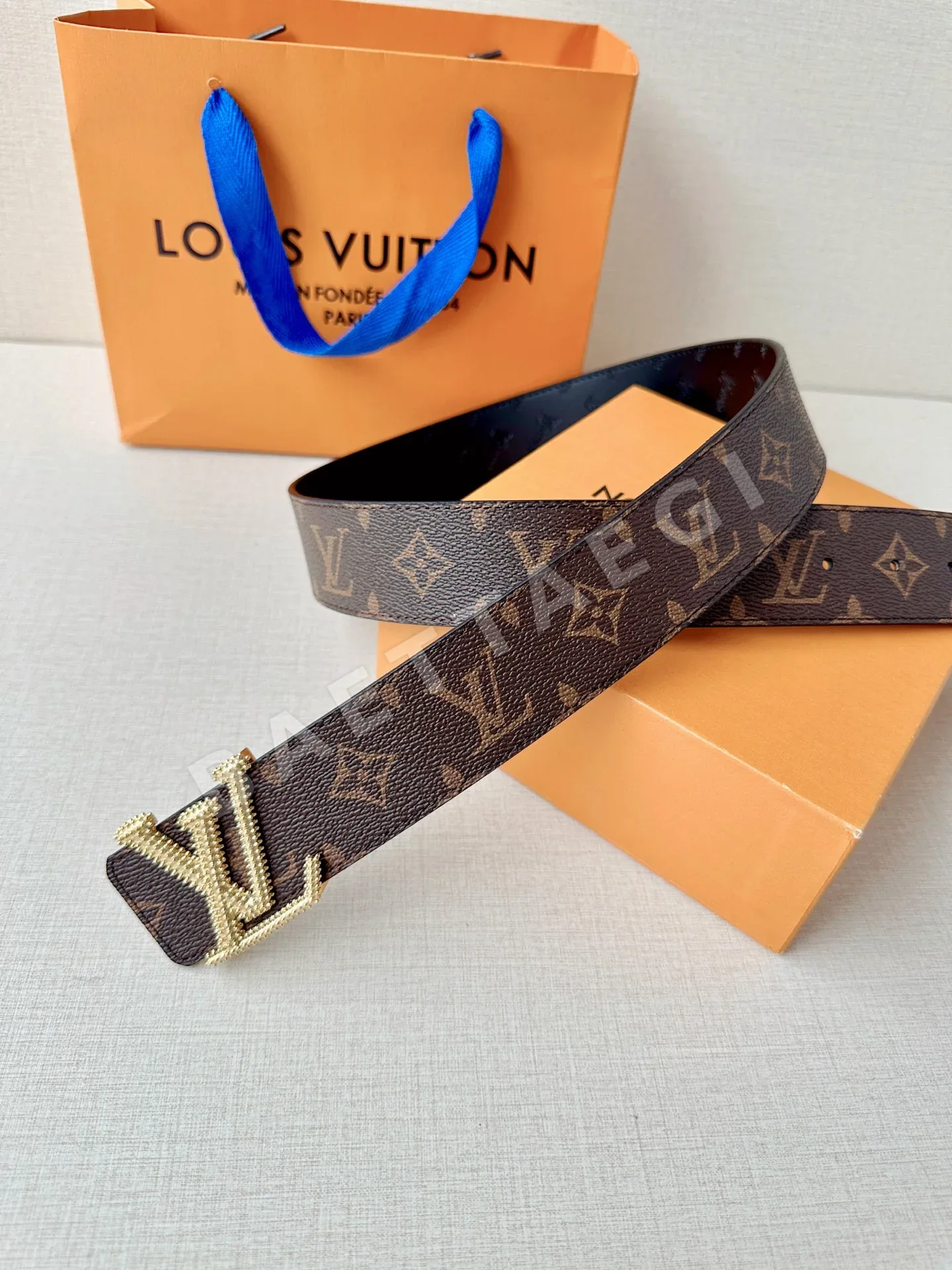 루이비통 LV 이니셜 스터드 리버서블 가죽 벨트 상세 이미지 4