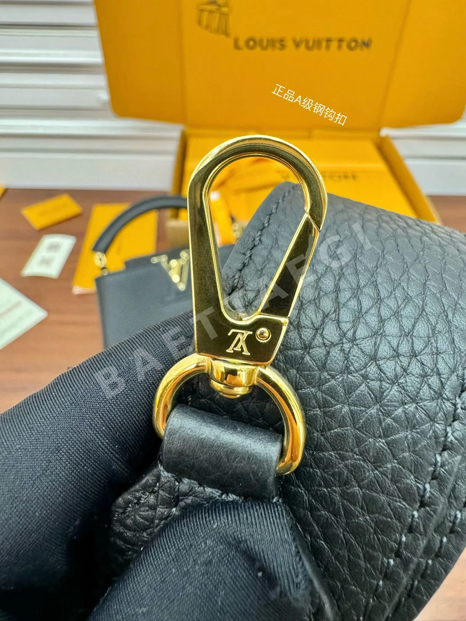 루이비통 M56071 가죽 가방 상세 이미지 4