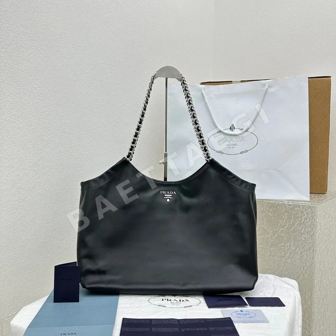 프라다 블랙 실버 체인 토트백 136582