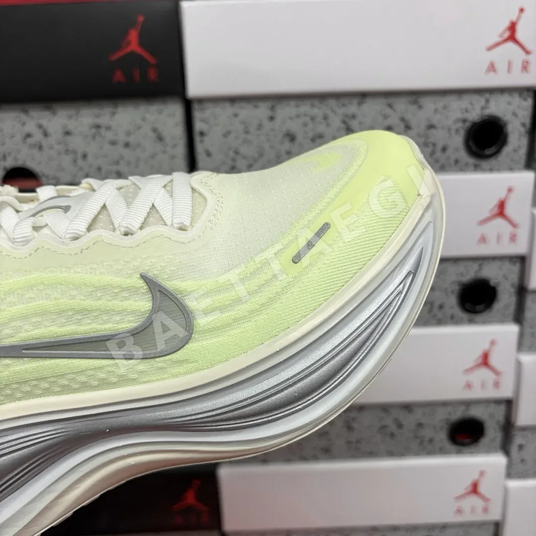 나이키 [GT] 보메로 플러스 HV8154-103 201152 Nike Vomero Plus Barely Volt 상세 이미지 9