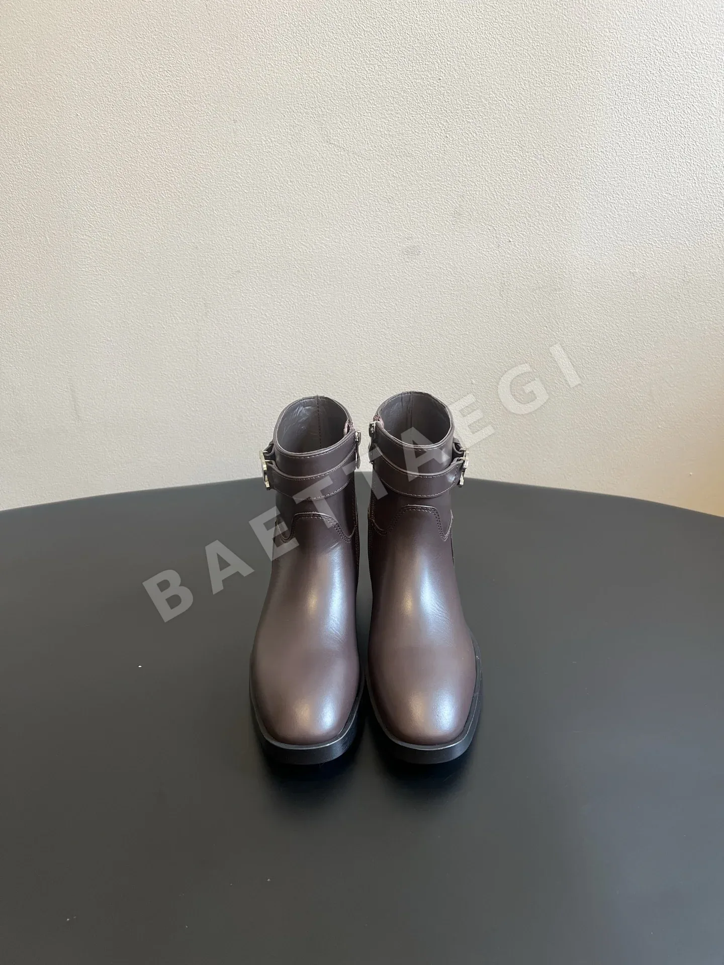 샤넬 메탈 버클 가죽 앵클부츠 155582