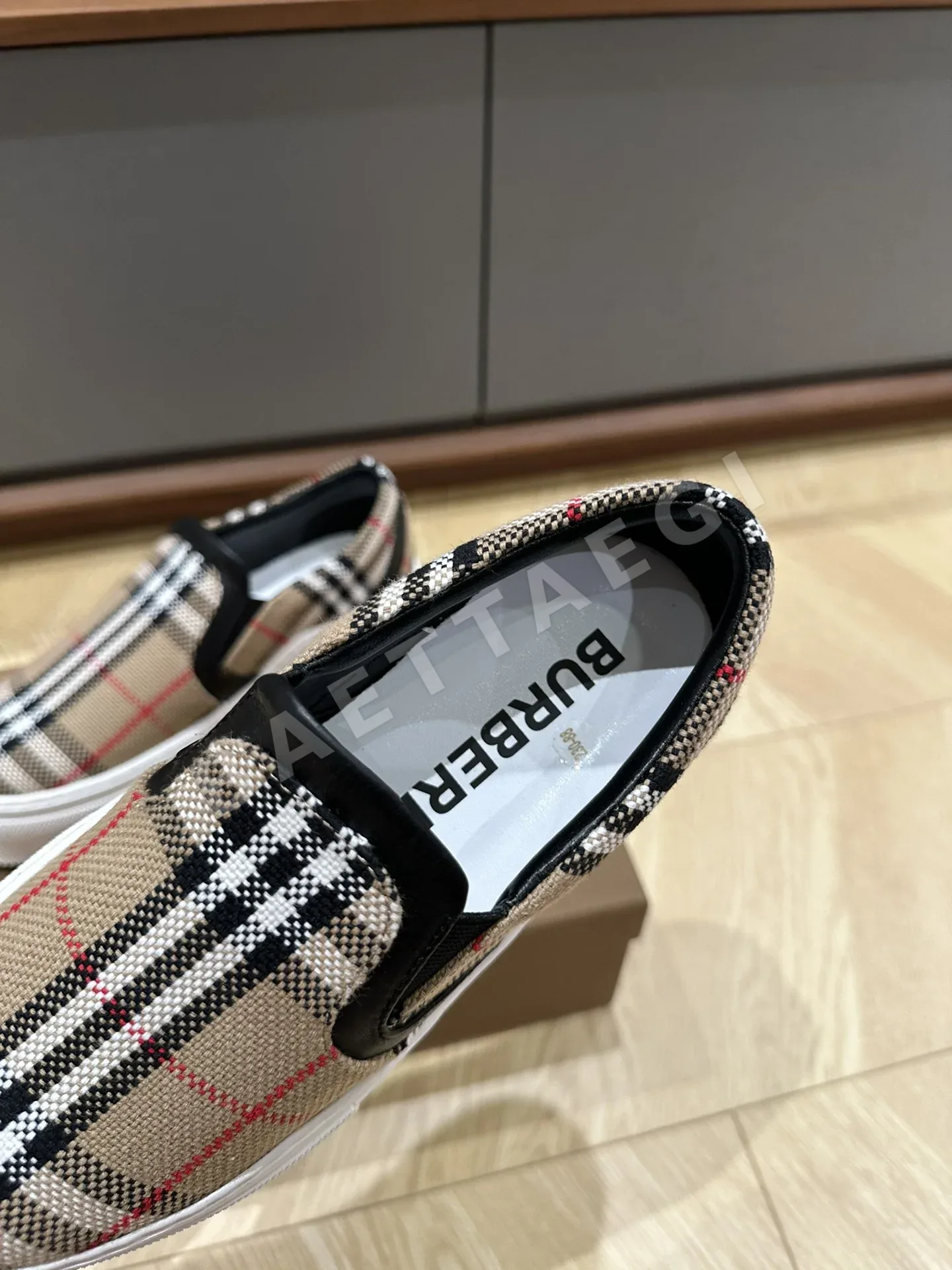버버리 캐주얼 양털 안감 신발 상세 이미지 6