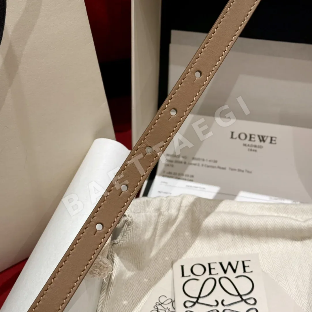 로에베 EWE 소가죽 슬림 벨트 상세 이미지 6