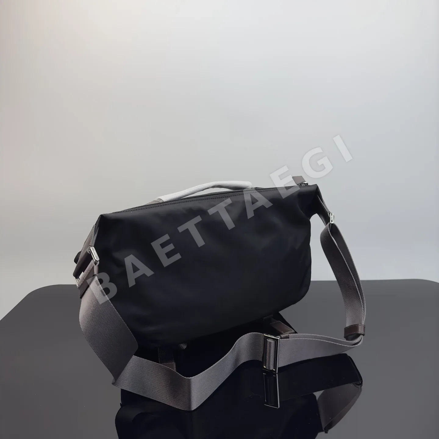프라다 파라슈트 원단 메신저백 상세 이미지 5