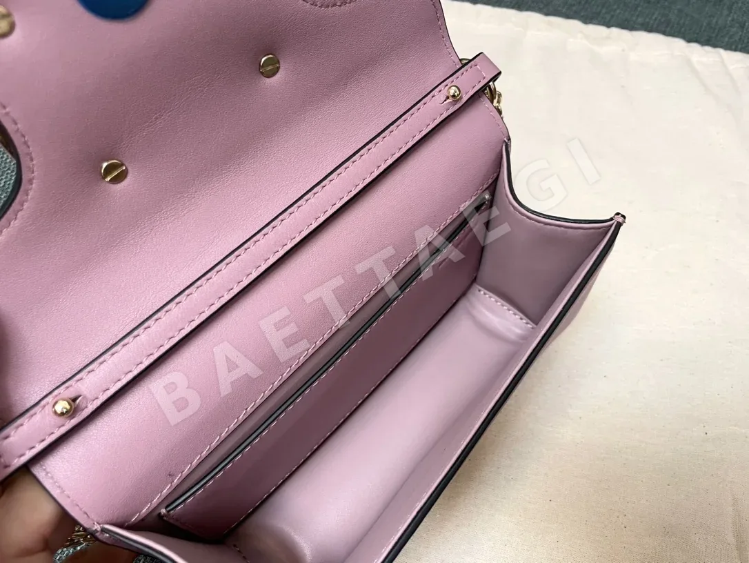 발렌티노 스타 다이아몬드 장식 카프스킨 언더암백 상세 이미지 4