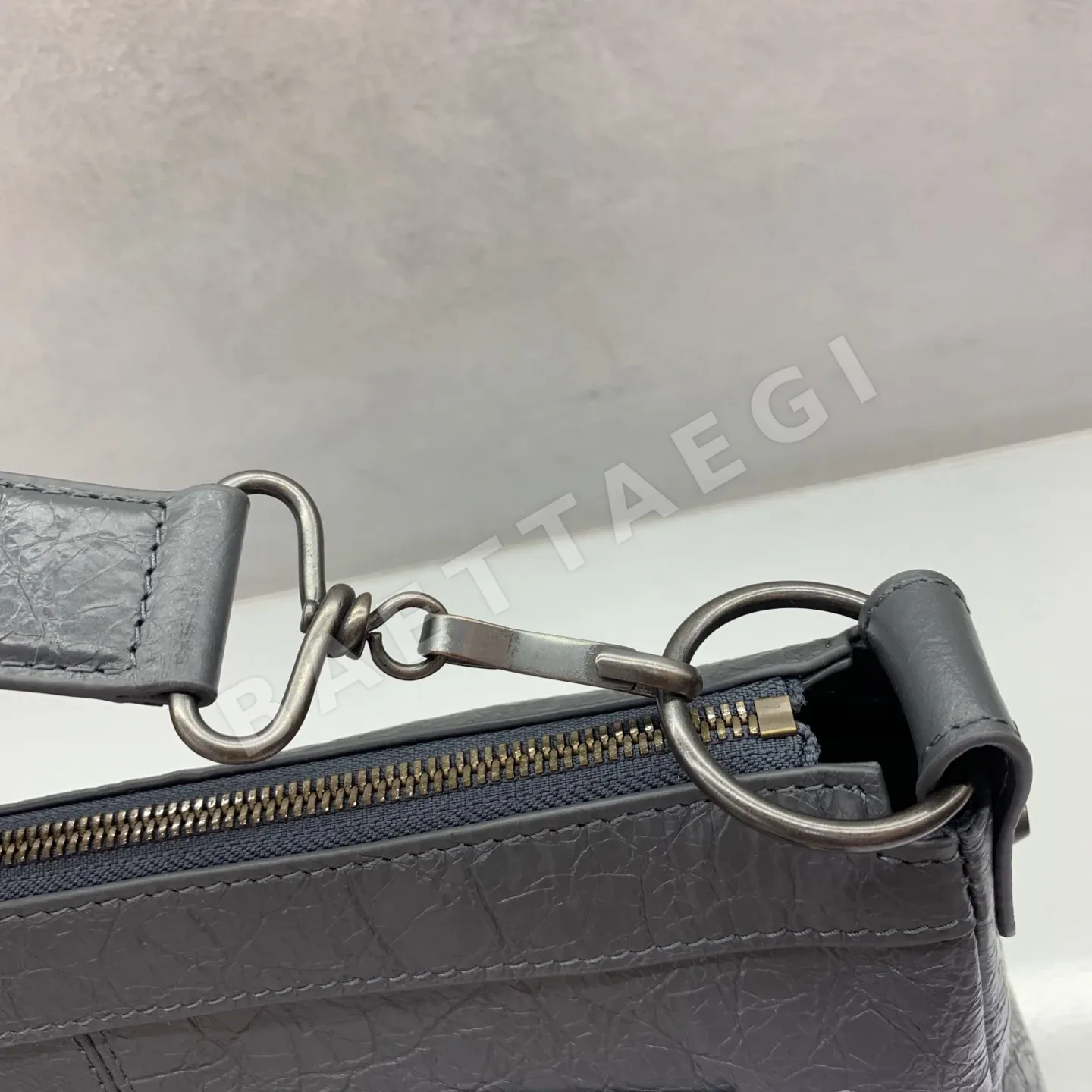 발렌시아가 부메 시티 모토크로스 바디백 상세 이미지 6