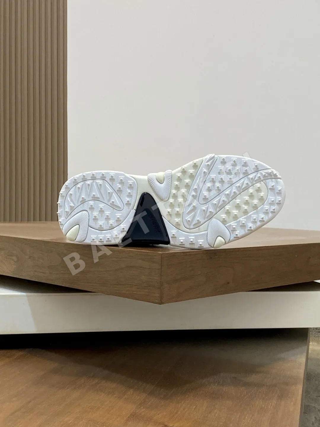 오프화이트 하이킹 및 캐주얼 신발 상세 이미지 9
