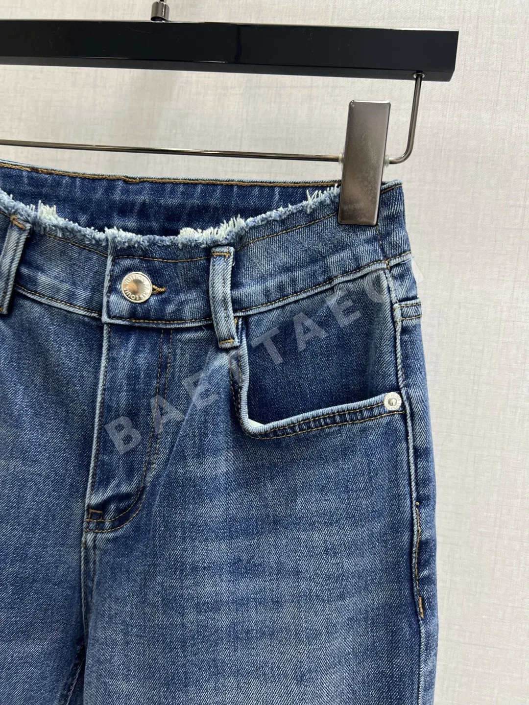 루이비통 자수 로고 플레어 데님 여성 바지 상세 이미지 4
