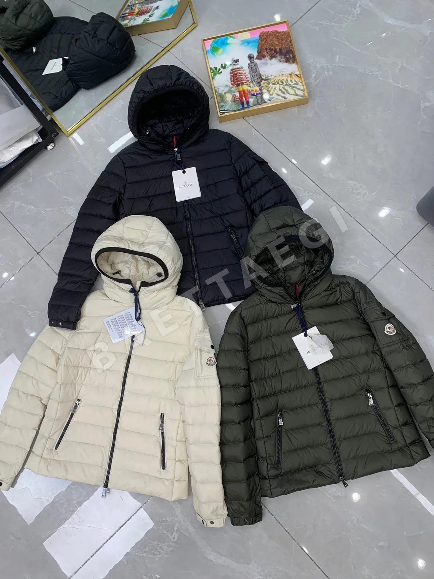 몽클레르 여성 후드 슬림핏 다운 패딩 상세 이미지 9