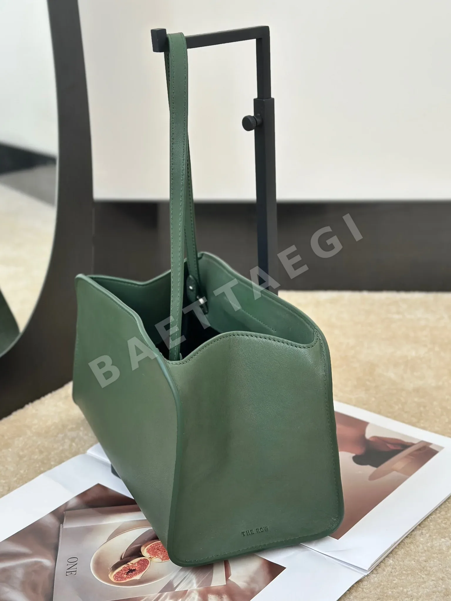 더로우 페기 클러치 가방 상세 이미지 3
