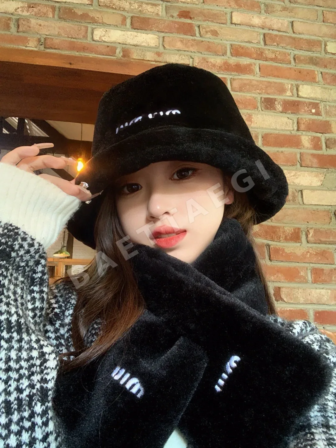 미우미우 페이크 퍼 모자 세트 상세 이미지 4