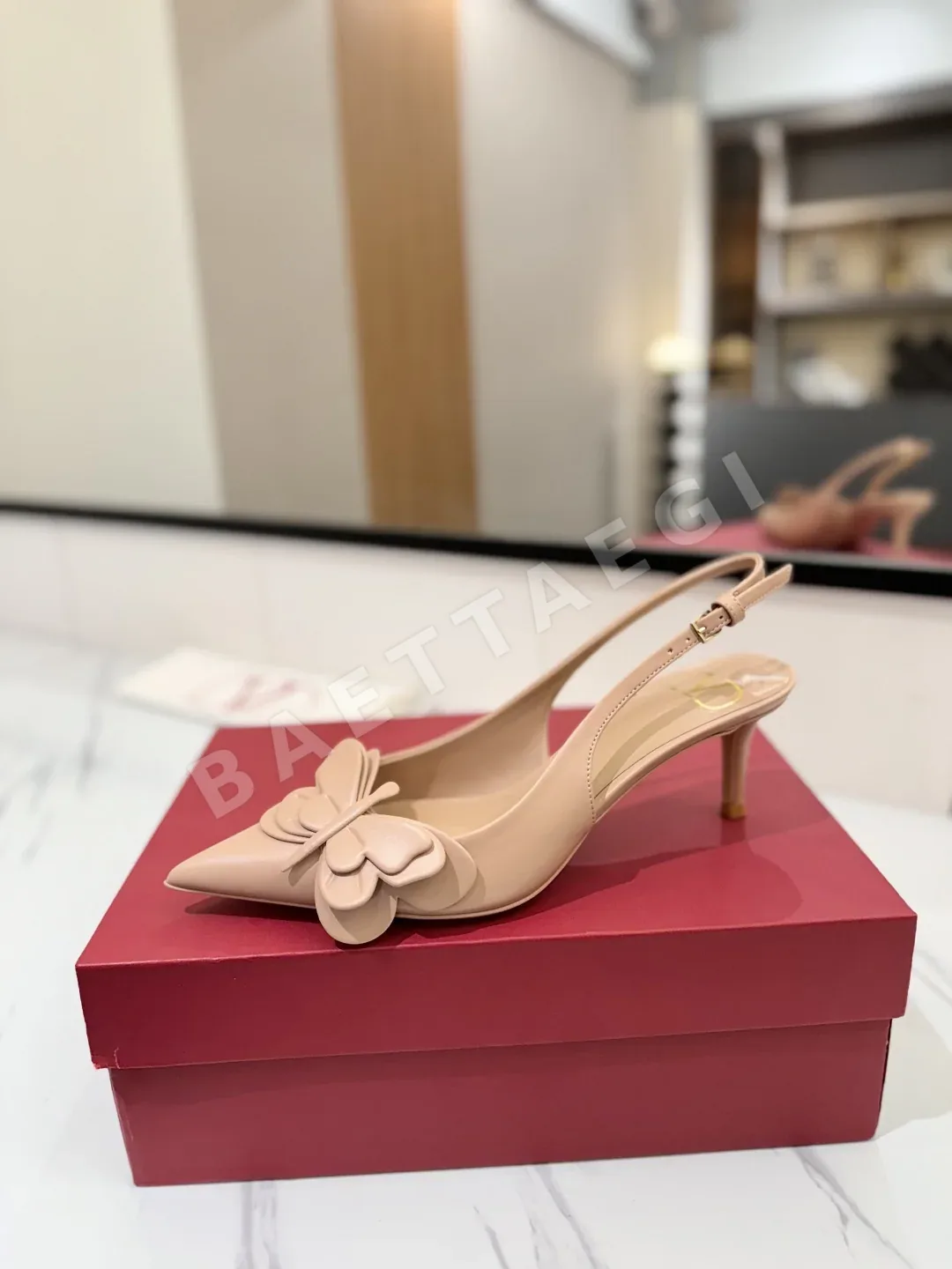 발렌티노 나비 장식 뾰족 앞코 여성 하이힐 상세 이미지 4