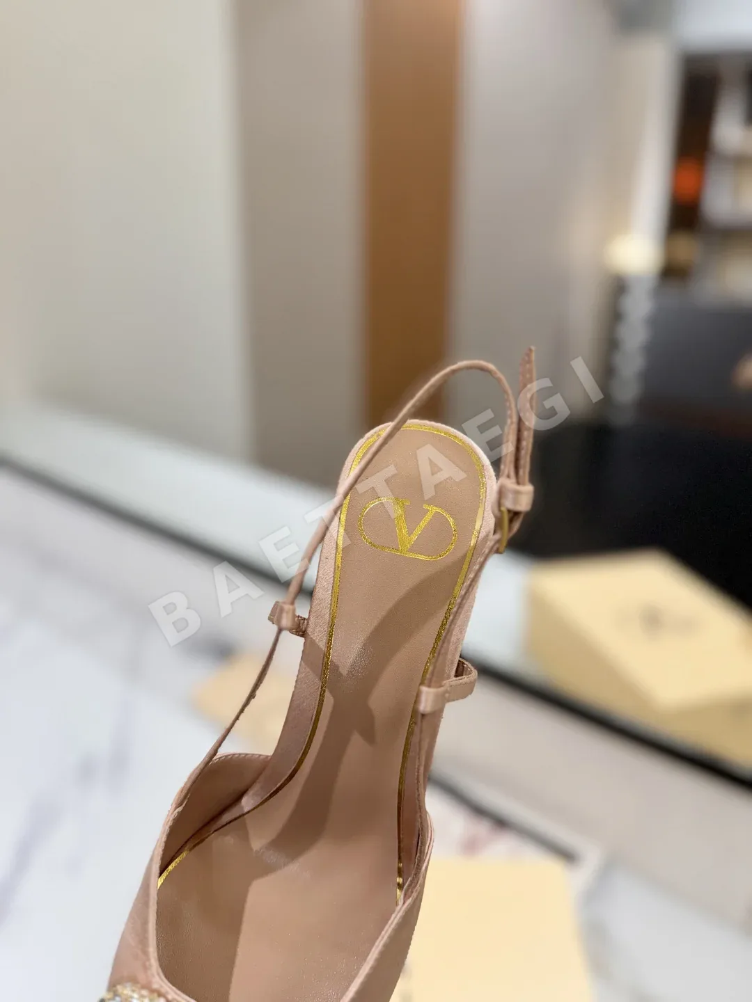 발렌티노 V 버클 뾰족코 하이힐 샌들 상세 이미지 7