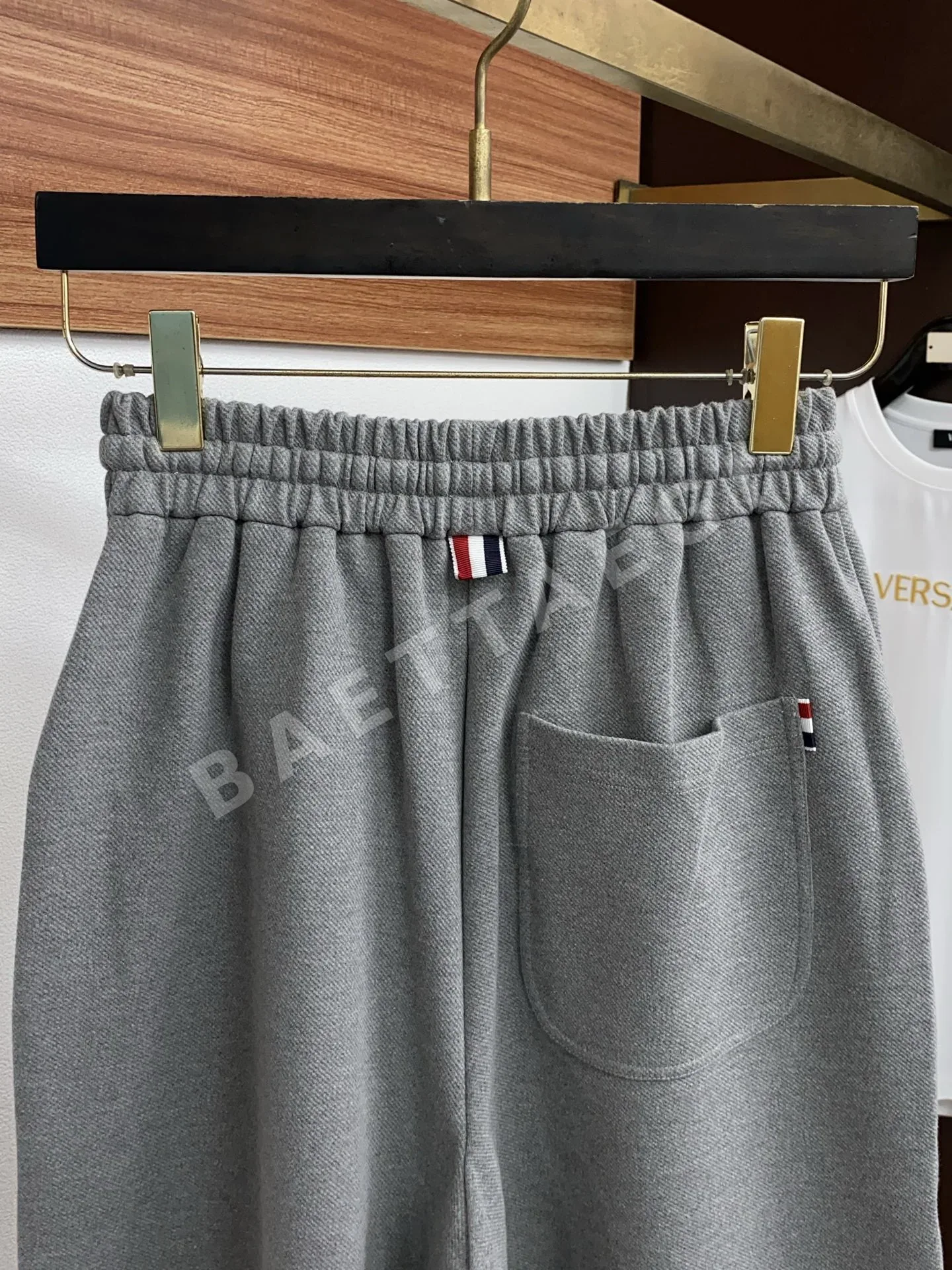 톰브라운 와이드 핏 남성 반바지 상세 이미지 10