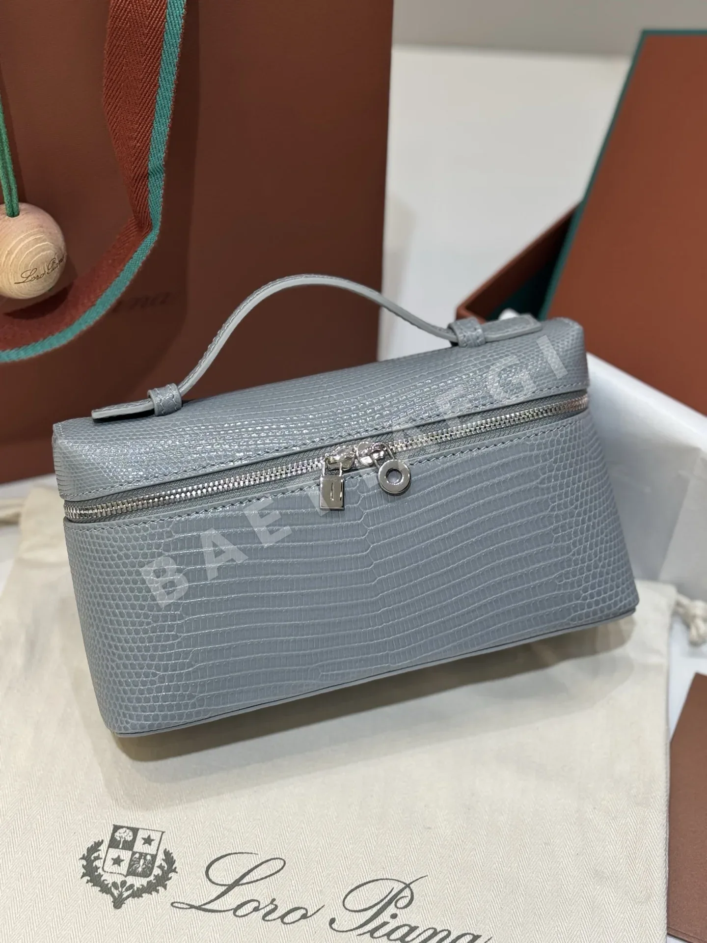 로로피아나 수입산 도마뱀 가죽 크로스바디백 상세 이미지 3