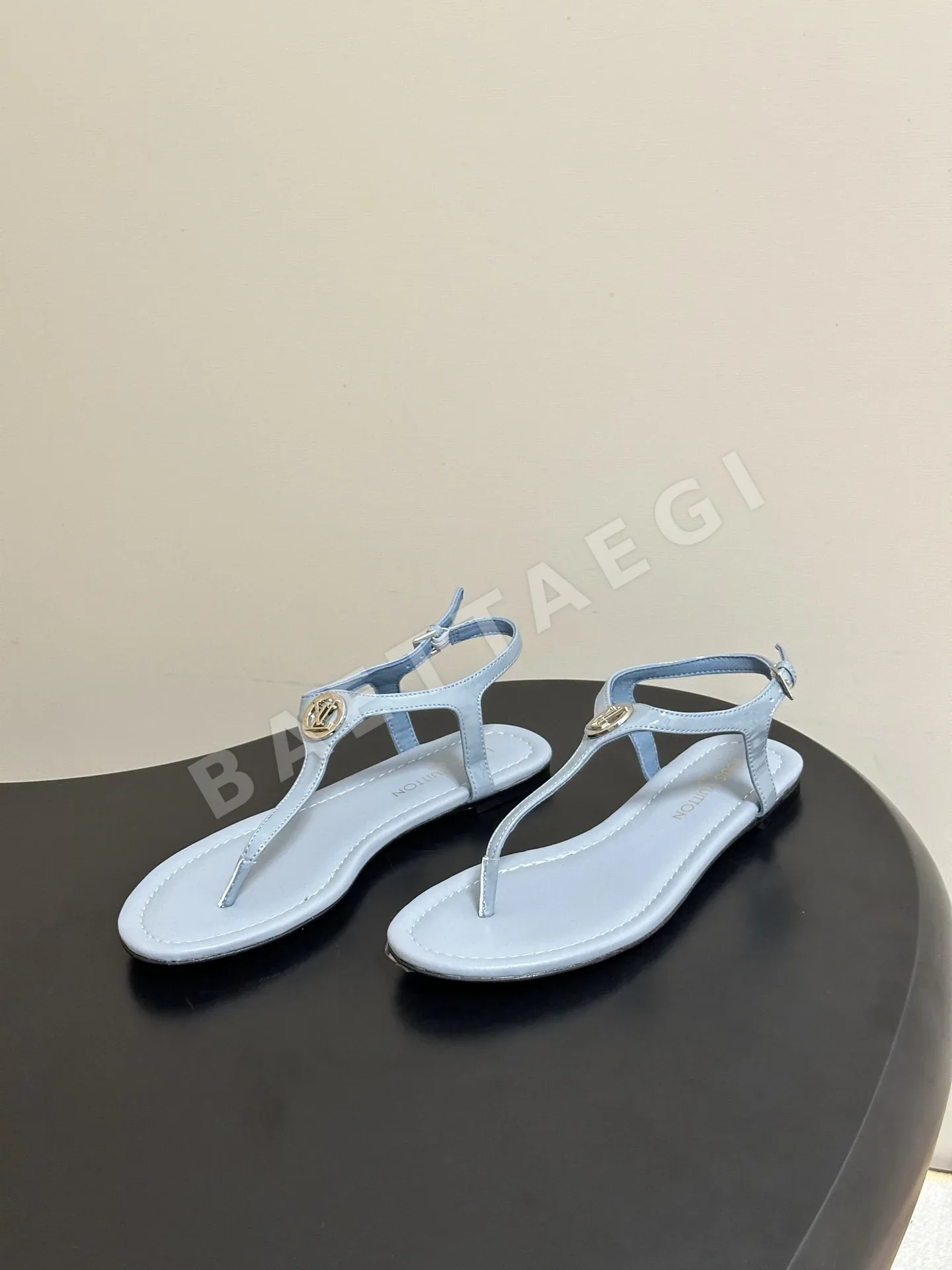 루이비통 LV 바이브 메탈 버클 비치 샌들 상세 이미지 3