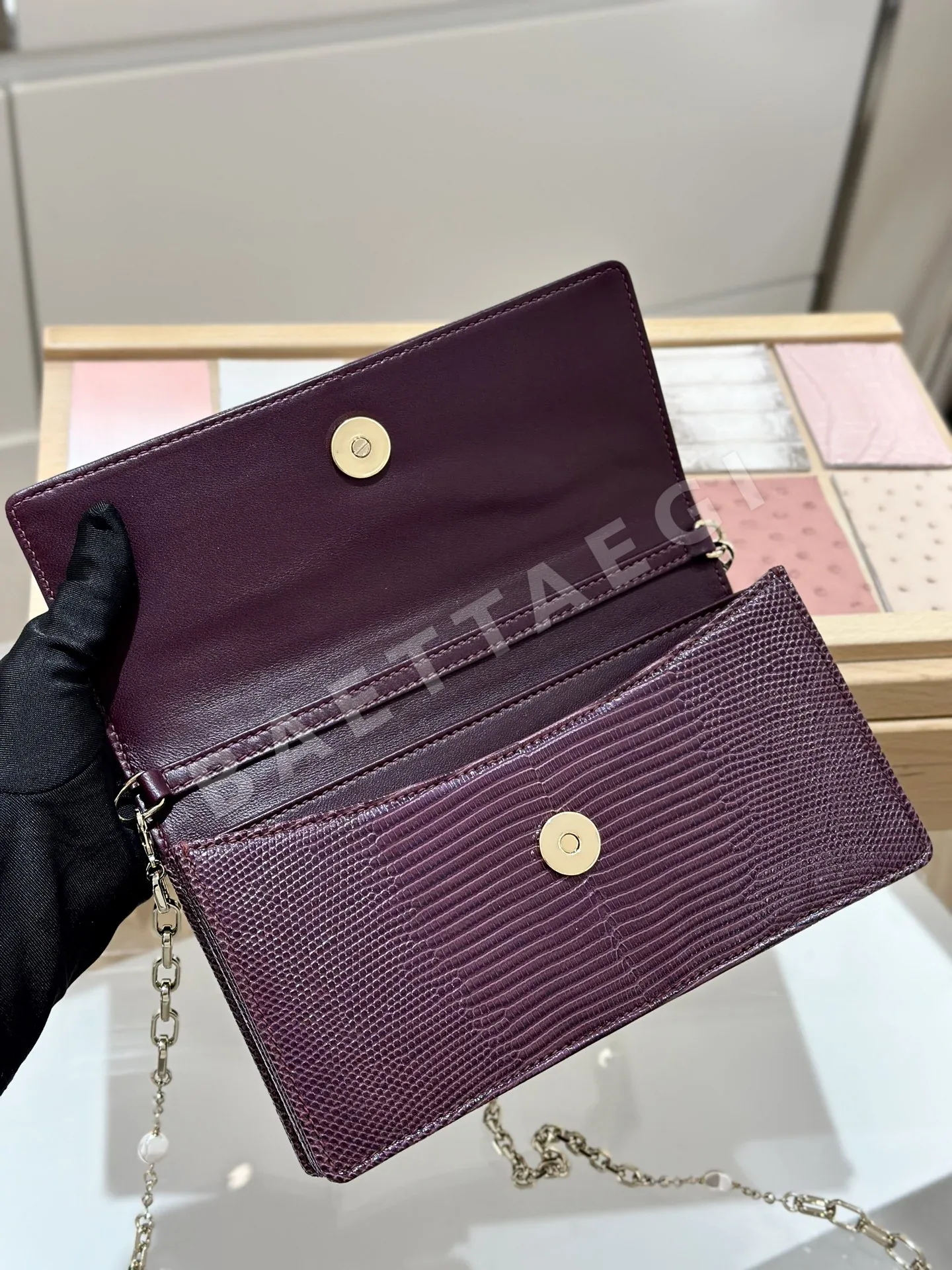 디올 진주 도마뱀 가죽 딥 플럼 가방 상세 이미지 7