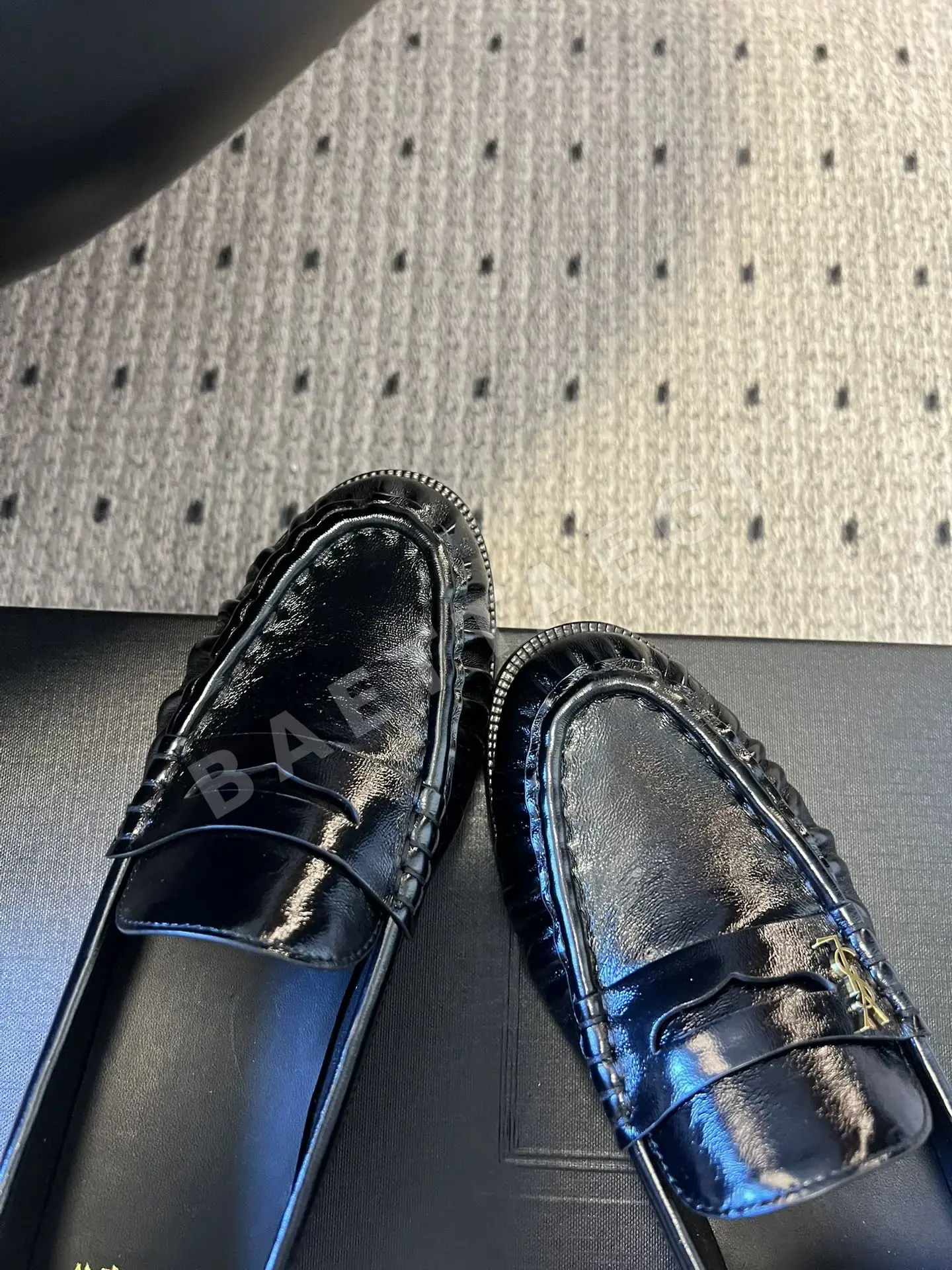 생로랑 YSL 메탈 로고 주름 로퍼 9378 상세 이미지 6
