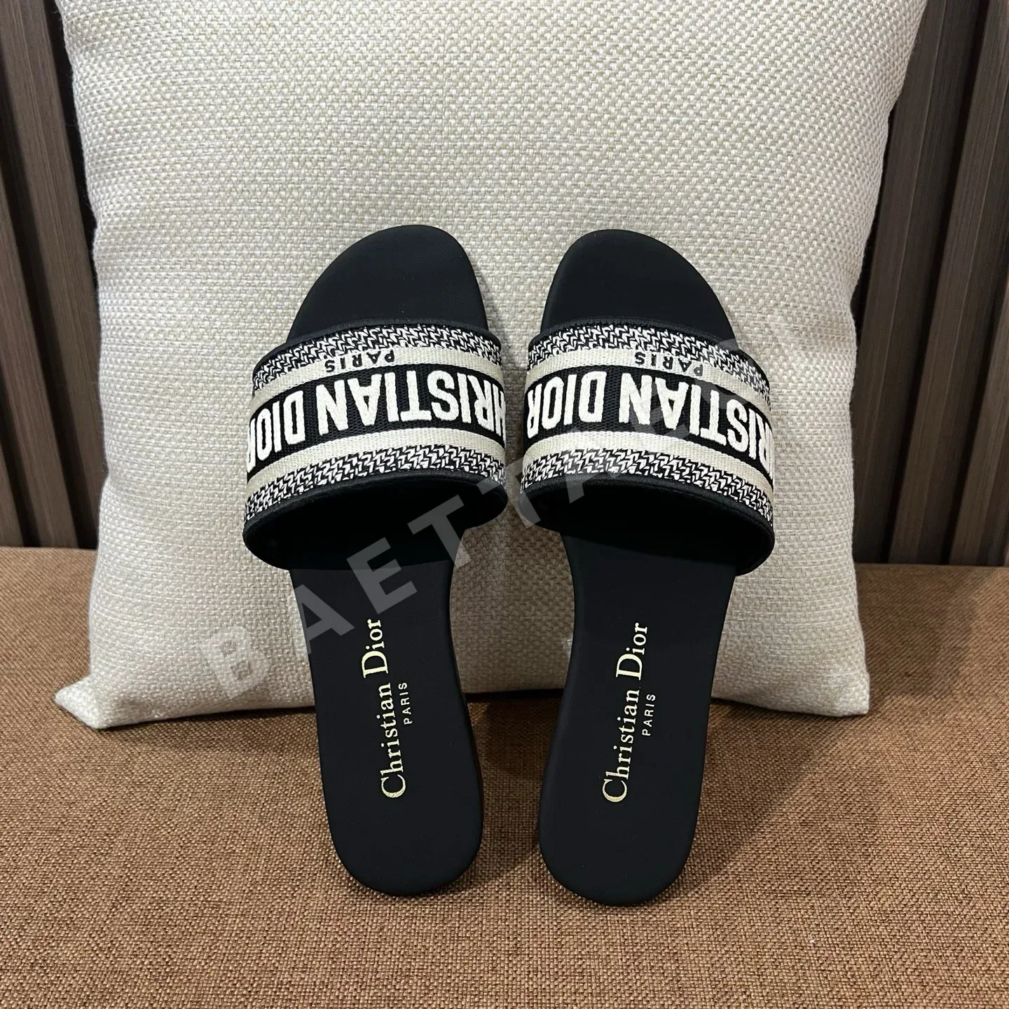 디올 자수 캔버스 샌들 상세 이미지 2