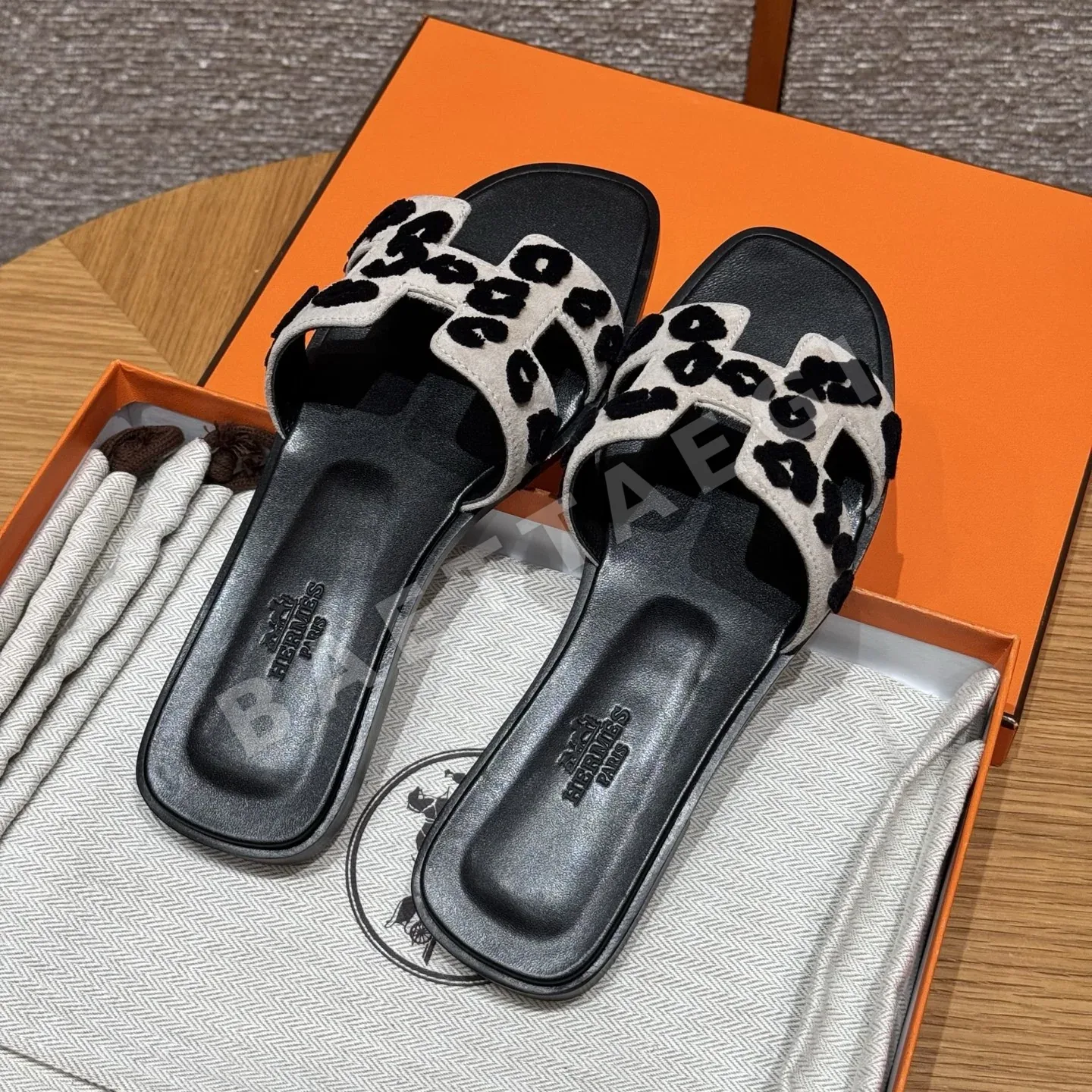 에르메스 오란 샌들 베이지 가죽 H 컷아웃 165704