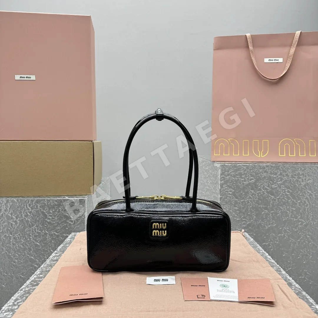 미우미우 에나멜 가죽 볼링백 68262