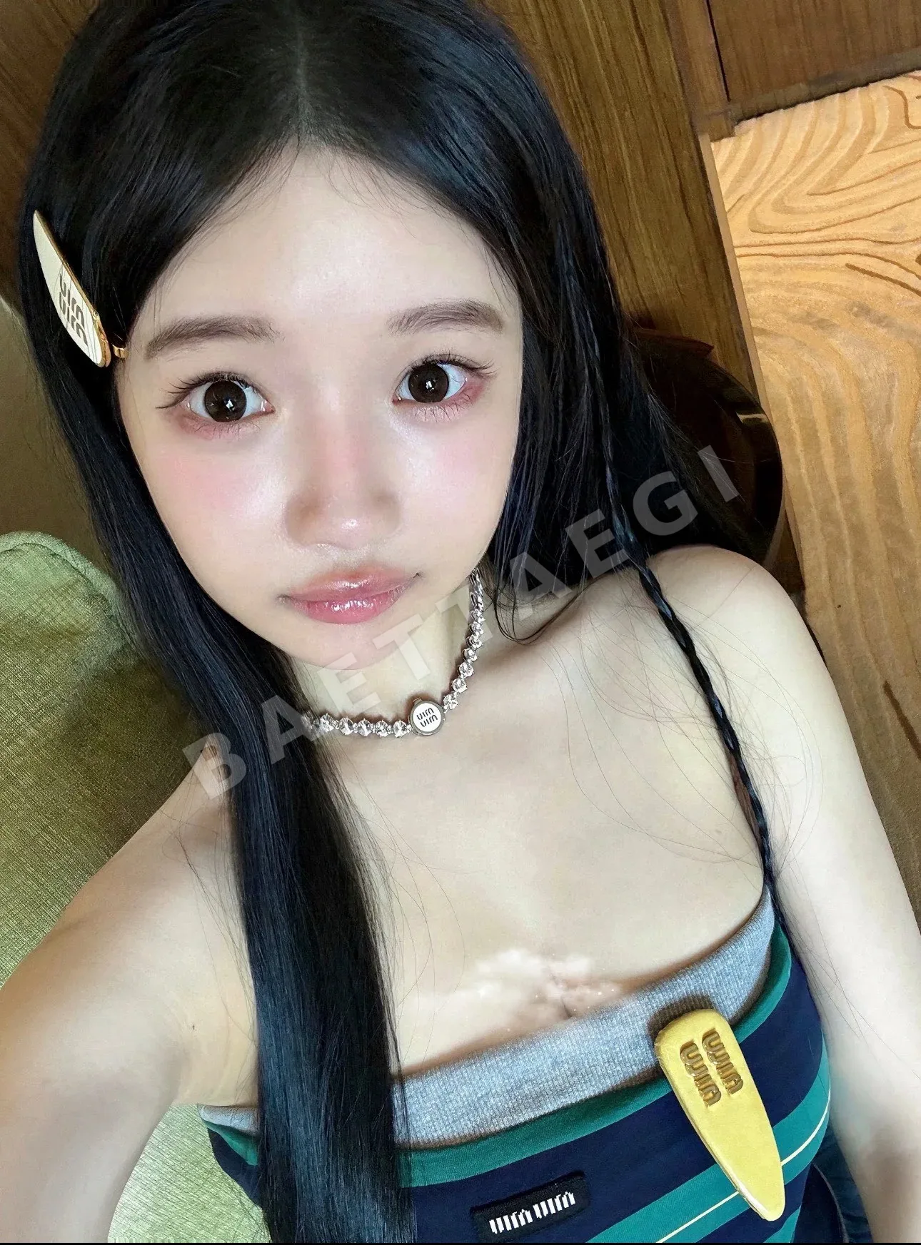 미우미우 화이트 에나멜 크리스탈 목걸이 상세 이미지 9
