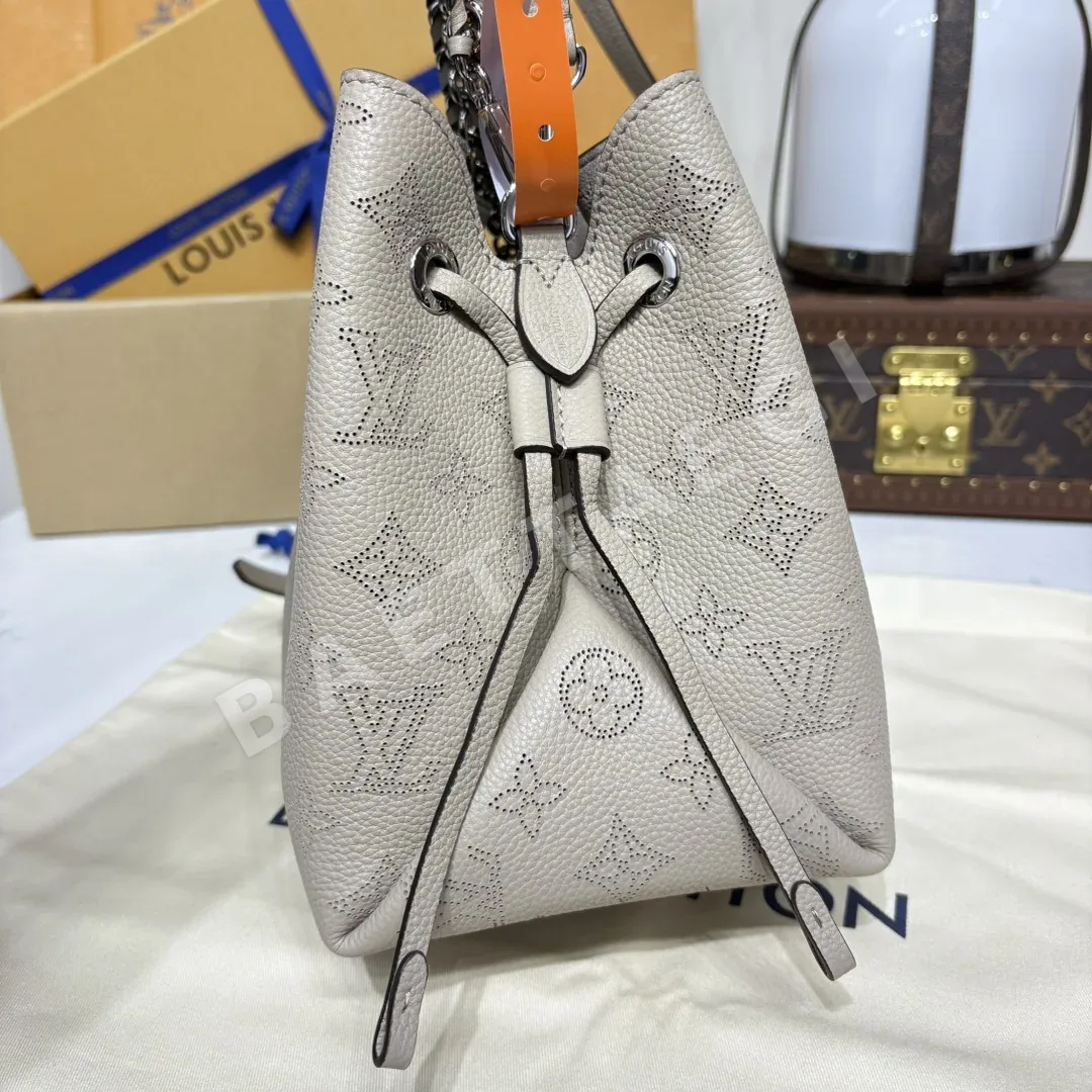 루이비통 벨라 모노그램 펀칭 가죽 핸드백 M57070 상세 이미지 6