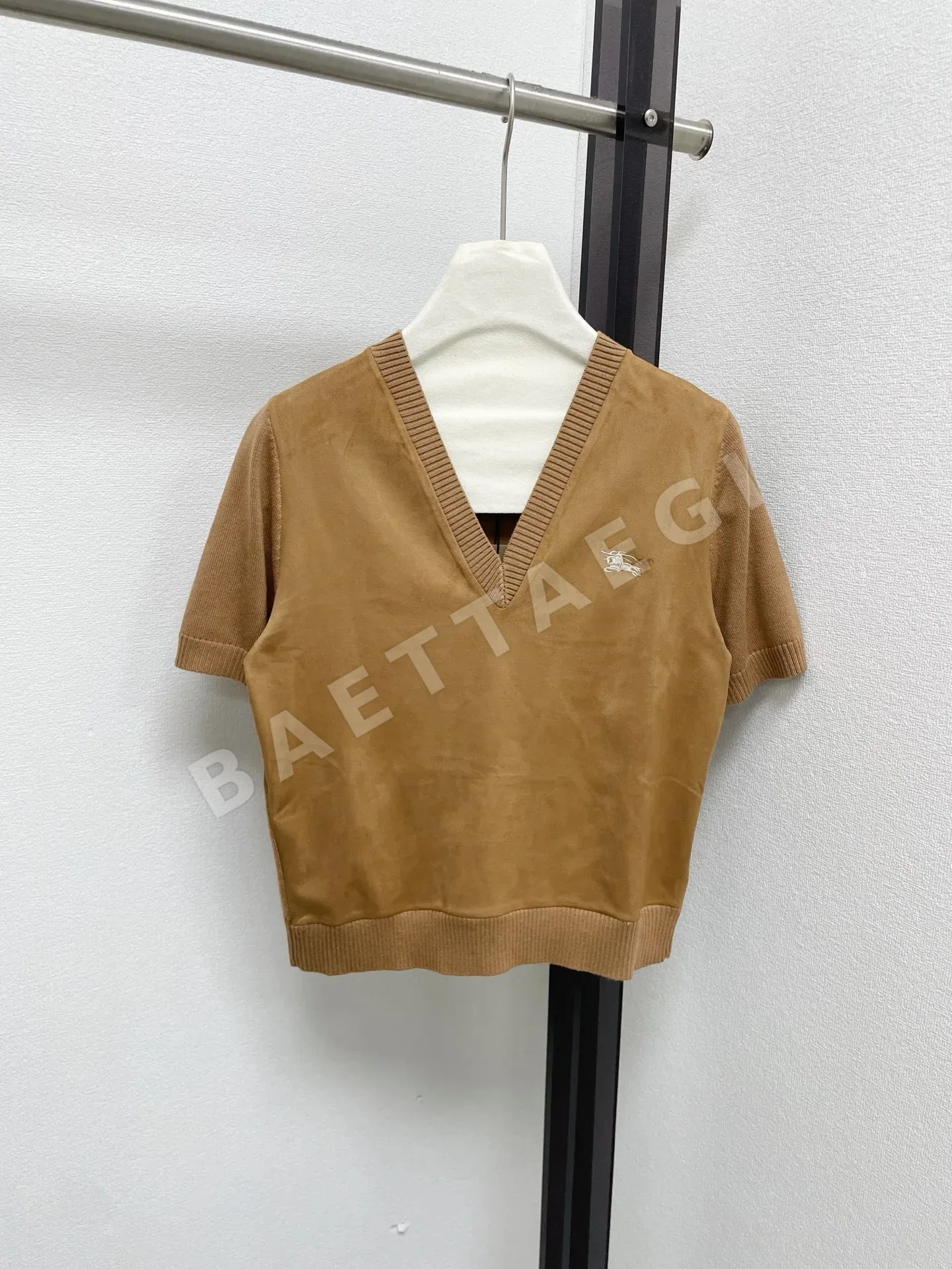 버버리 벨벳 패치워크 승마 로고 V넥 반팔 탑 상세 이미지 3