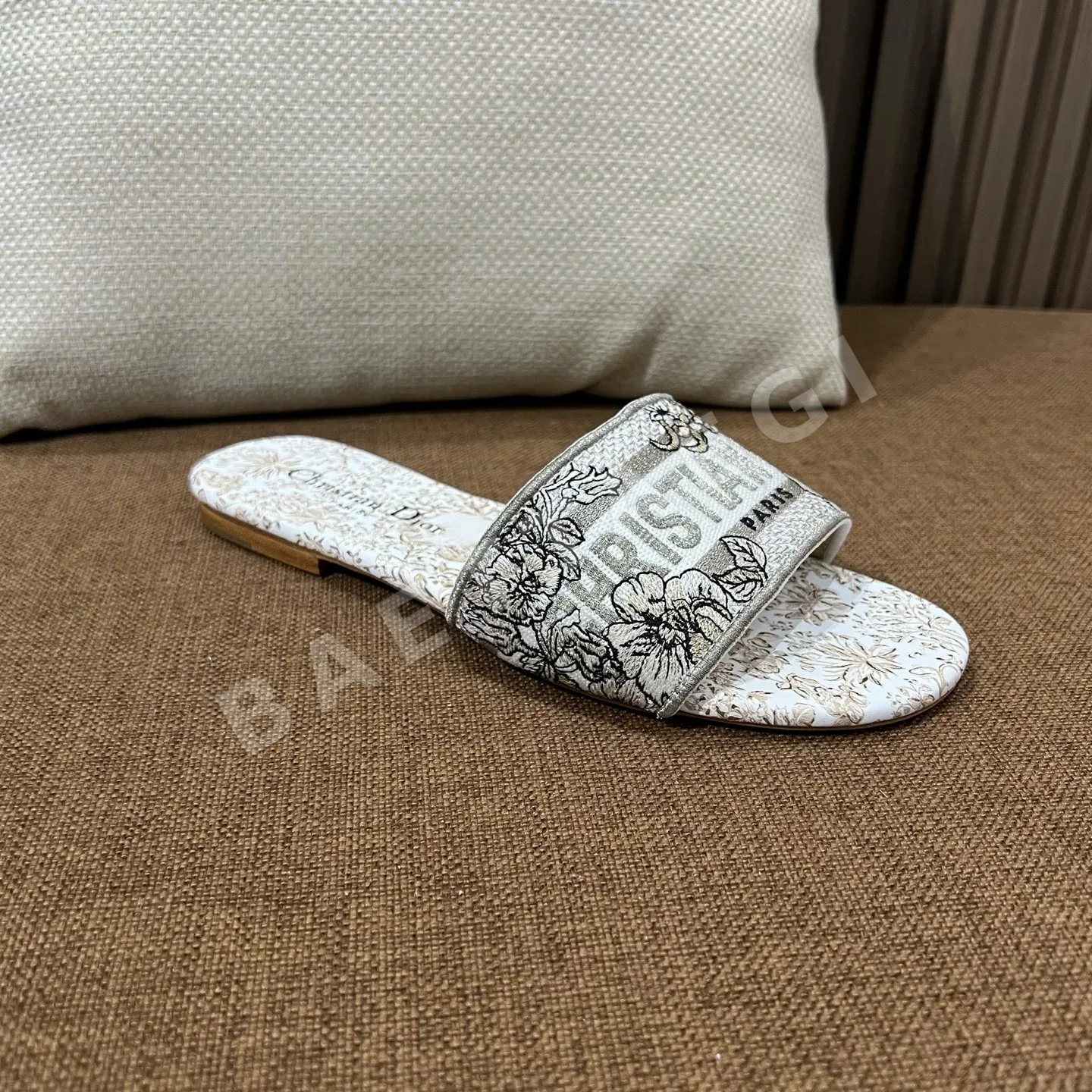 디올 자수 캔버스 샌들 상세 이미지 6