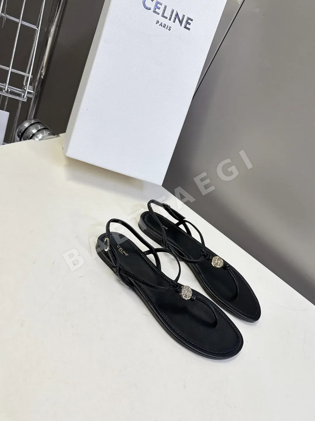 셀린느 개선문 가죽 비치 샌들 상세 이미지 2