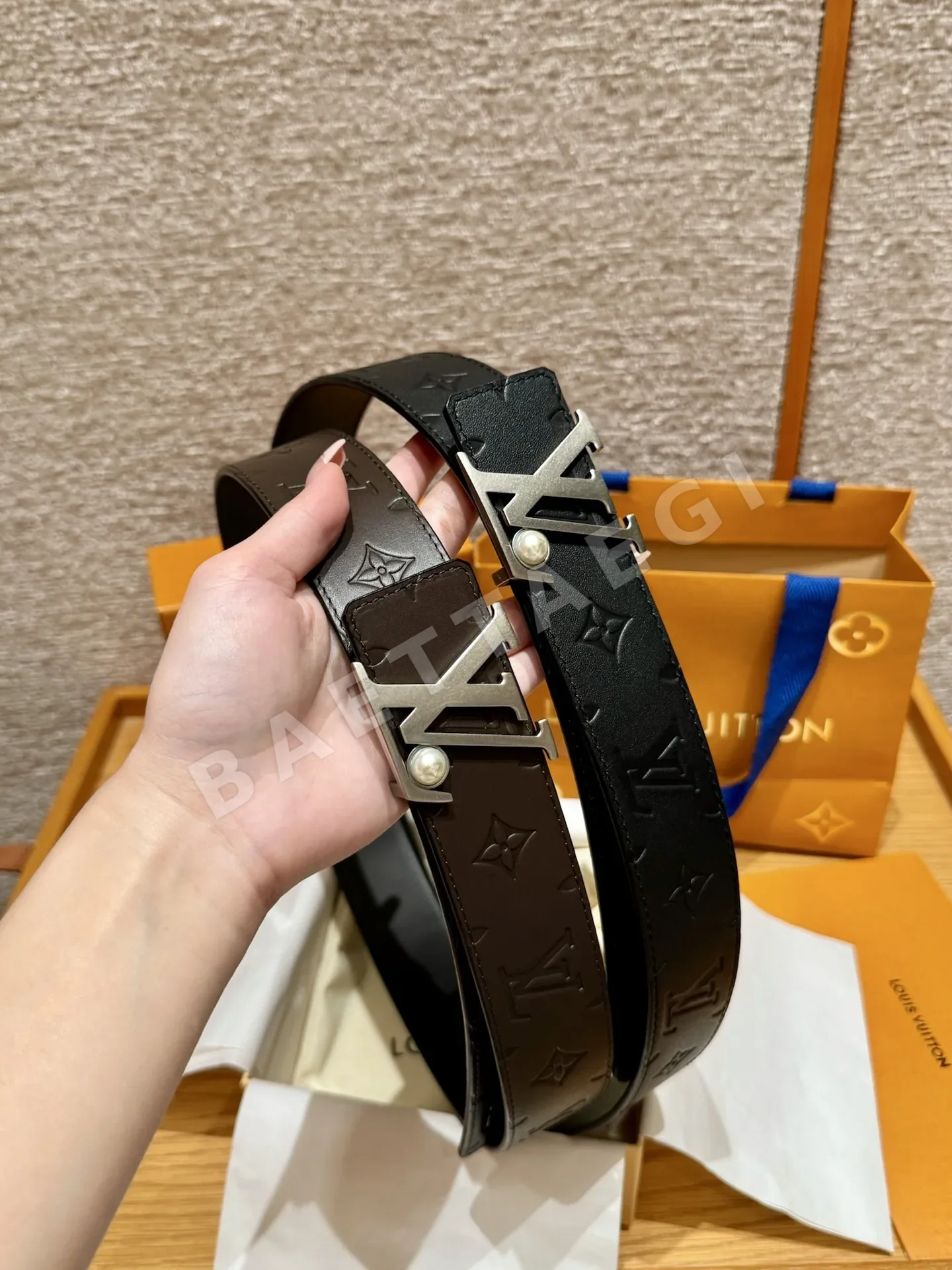루이비통 모노그램 엠보싱 리버서블 가죽 벨트 상세 이미지 2