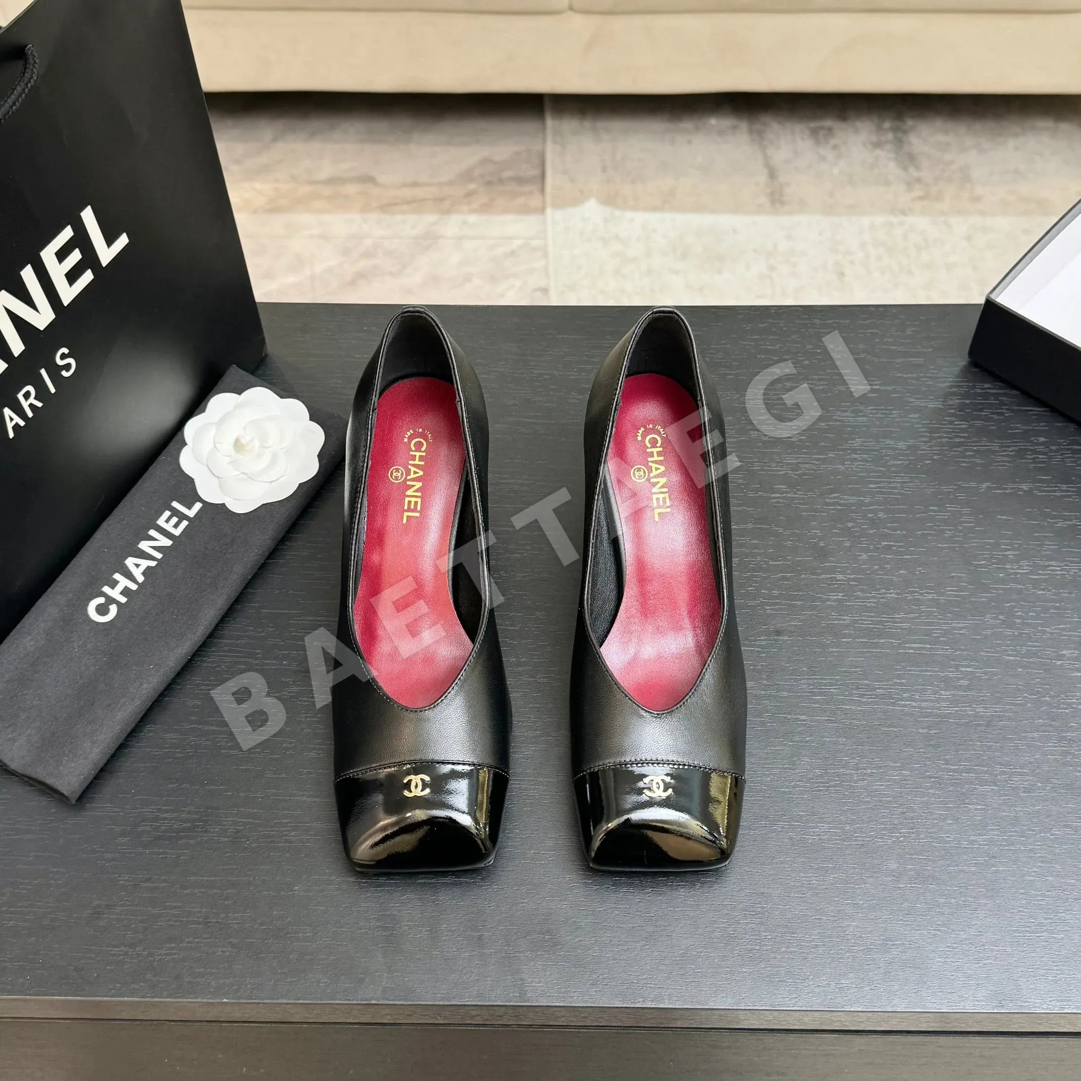 샤넬 더블 C 스티치 스퀘어토 오픈백 샌들 98606