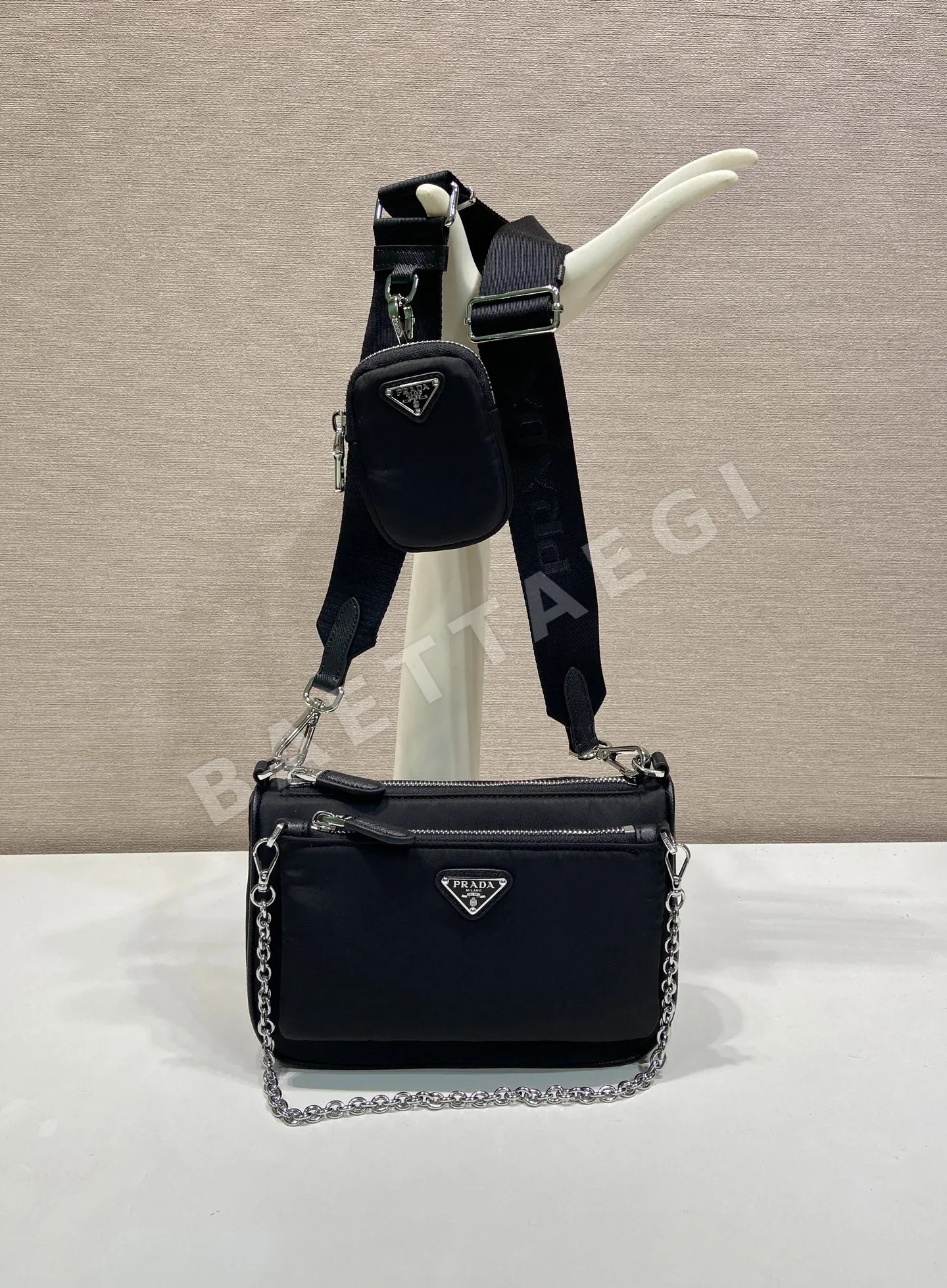 프라다 리사이클 나일론 숄더백 1BH230