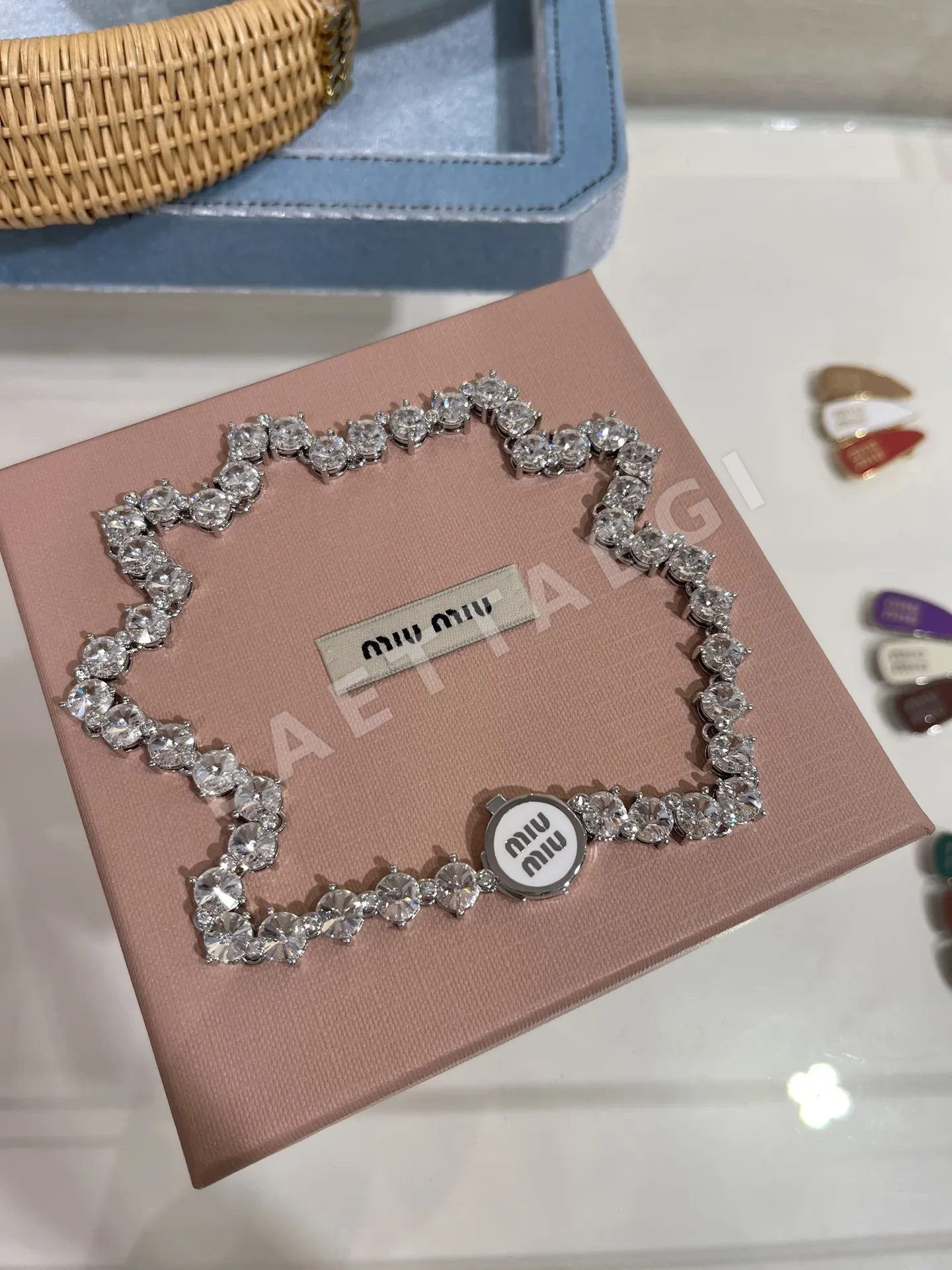 미우미우 화이트 에나멜 크리스탈 목걸이 상세 이미지 2