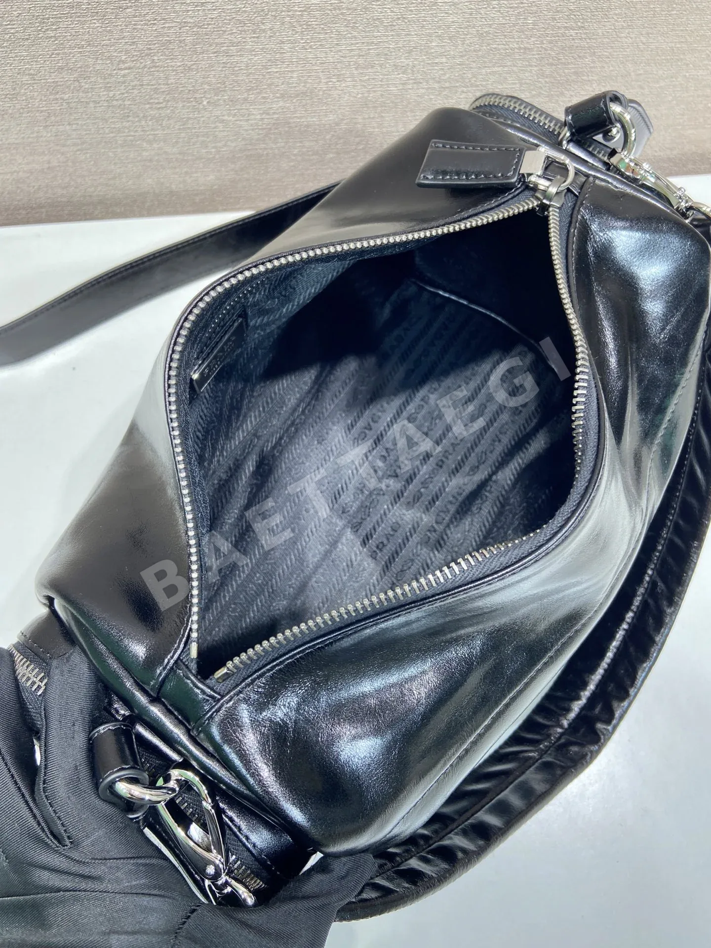 프라다 더블 숄더 스트랩 오일 왁스 가죽 숄더백 2VH217 상세 이미지 8