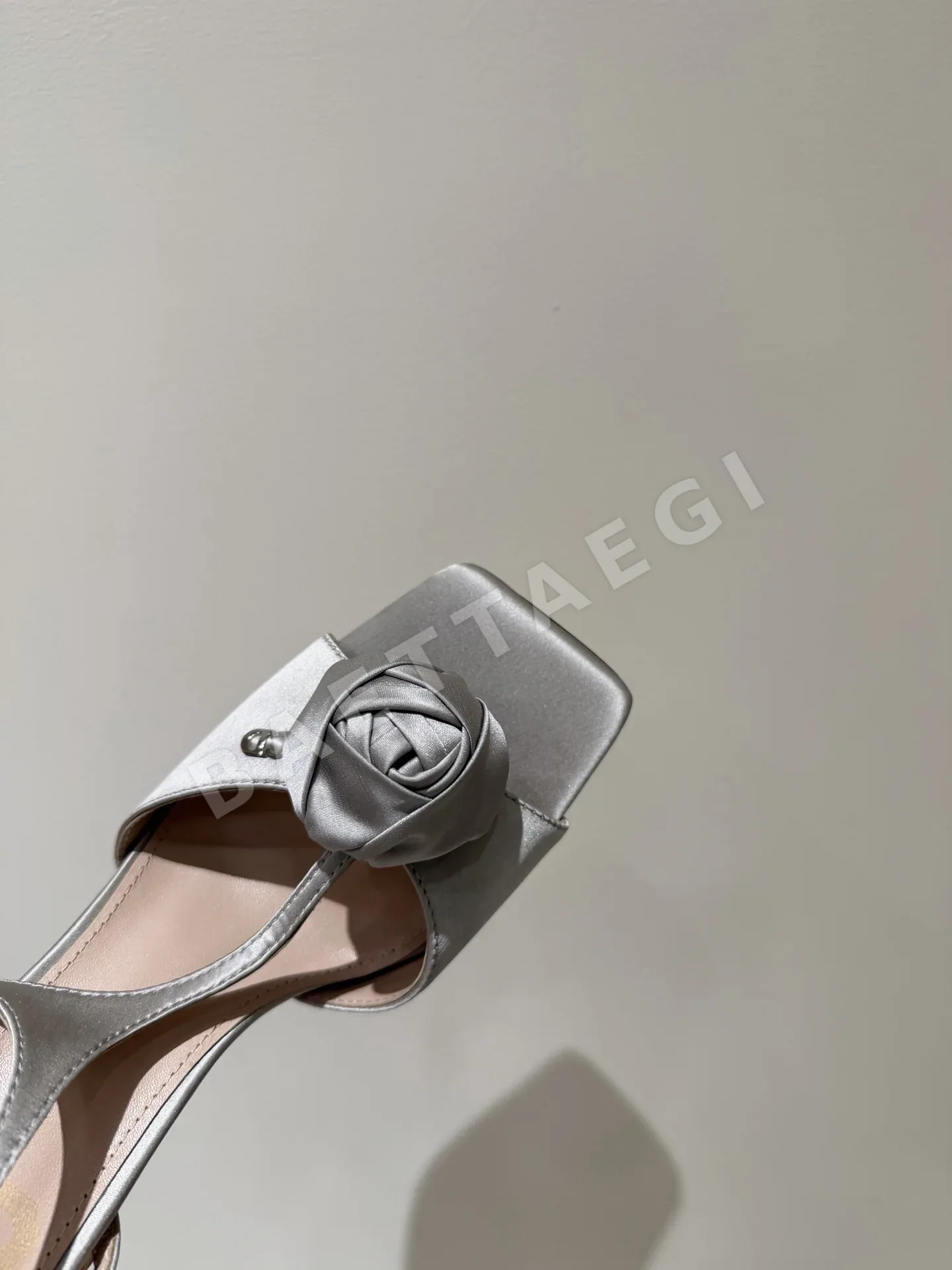 디올 카멜리아 새틴 T 스트랩 스틸레토 샌들 상세 이미지 8