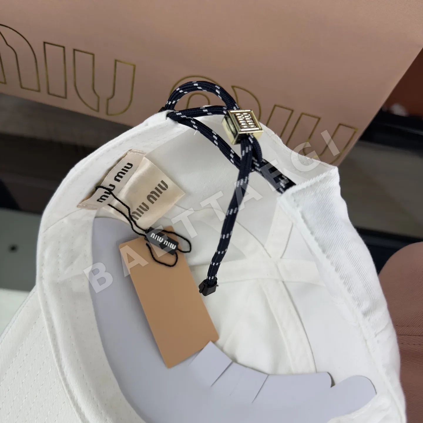 미우미우 워시드 면 소재 야구모자 상세 이미지 3