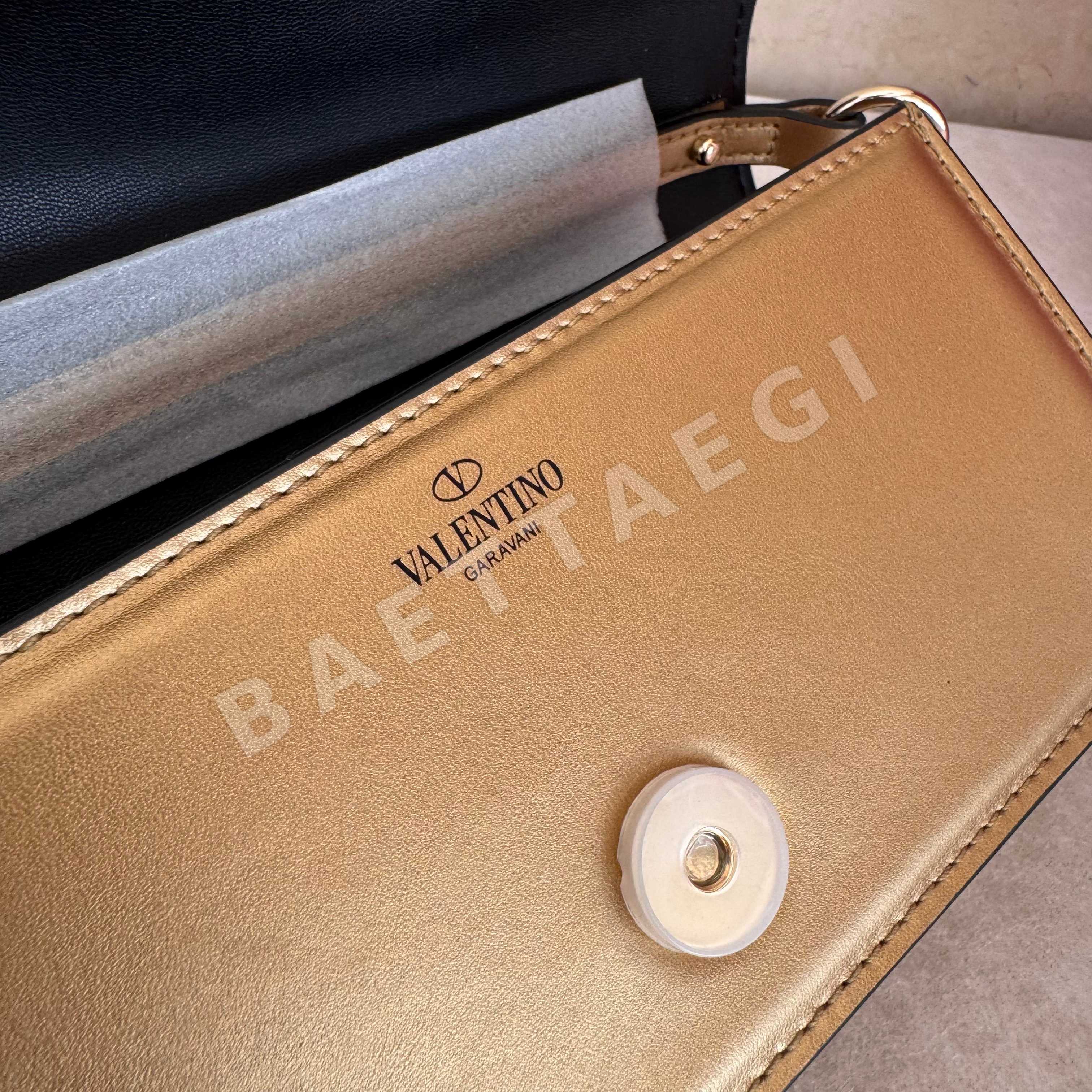 발렌티노 다이아 장식 카프스킨 핸드백 상세 이미지 5