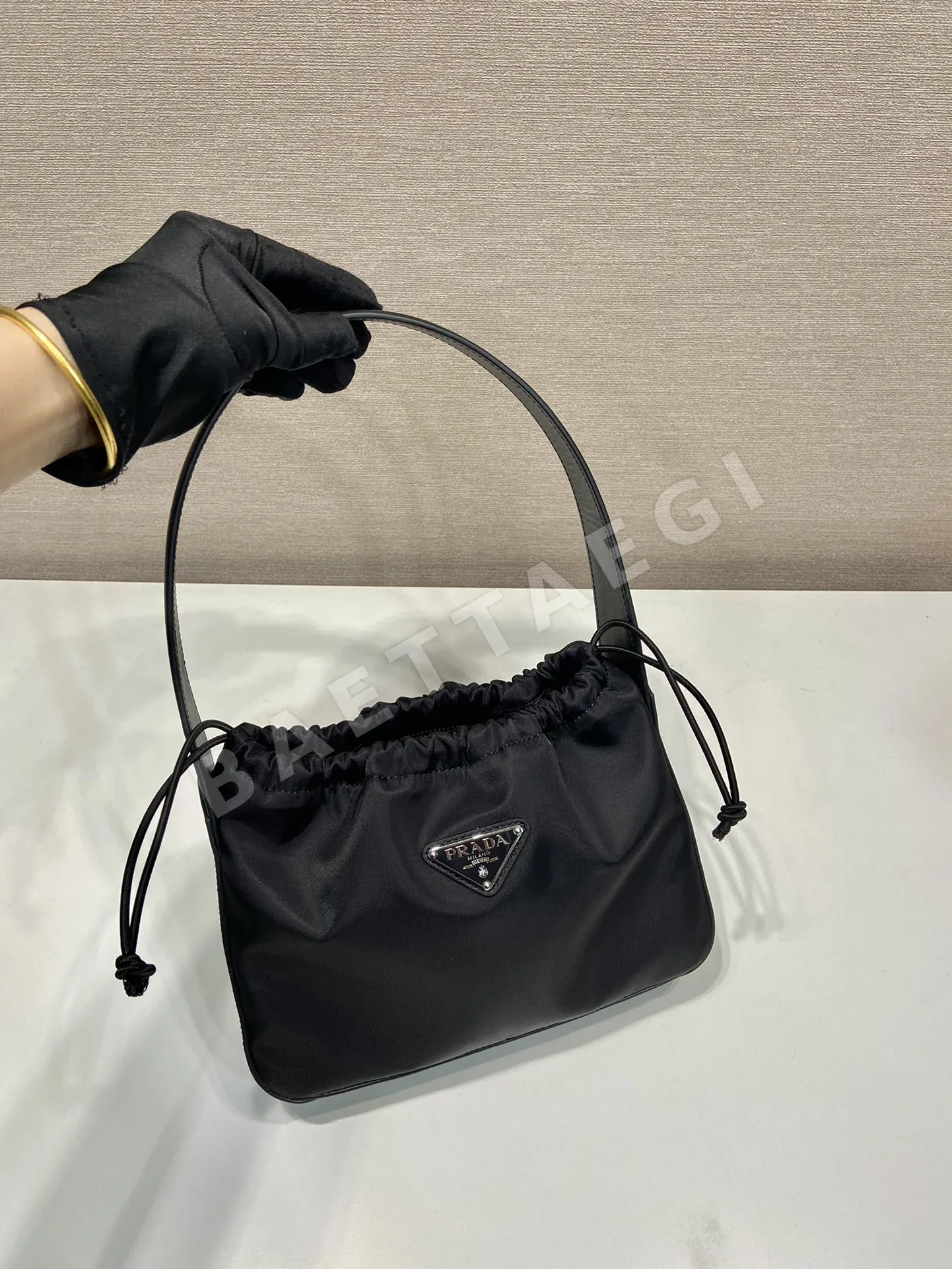 프라다 송아지가죽 복주머니 숄더백 상세 이미지 2