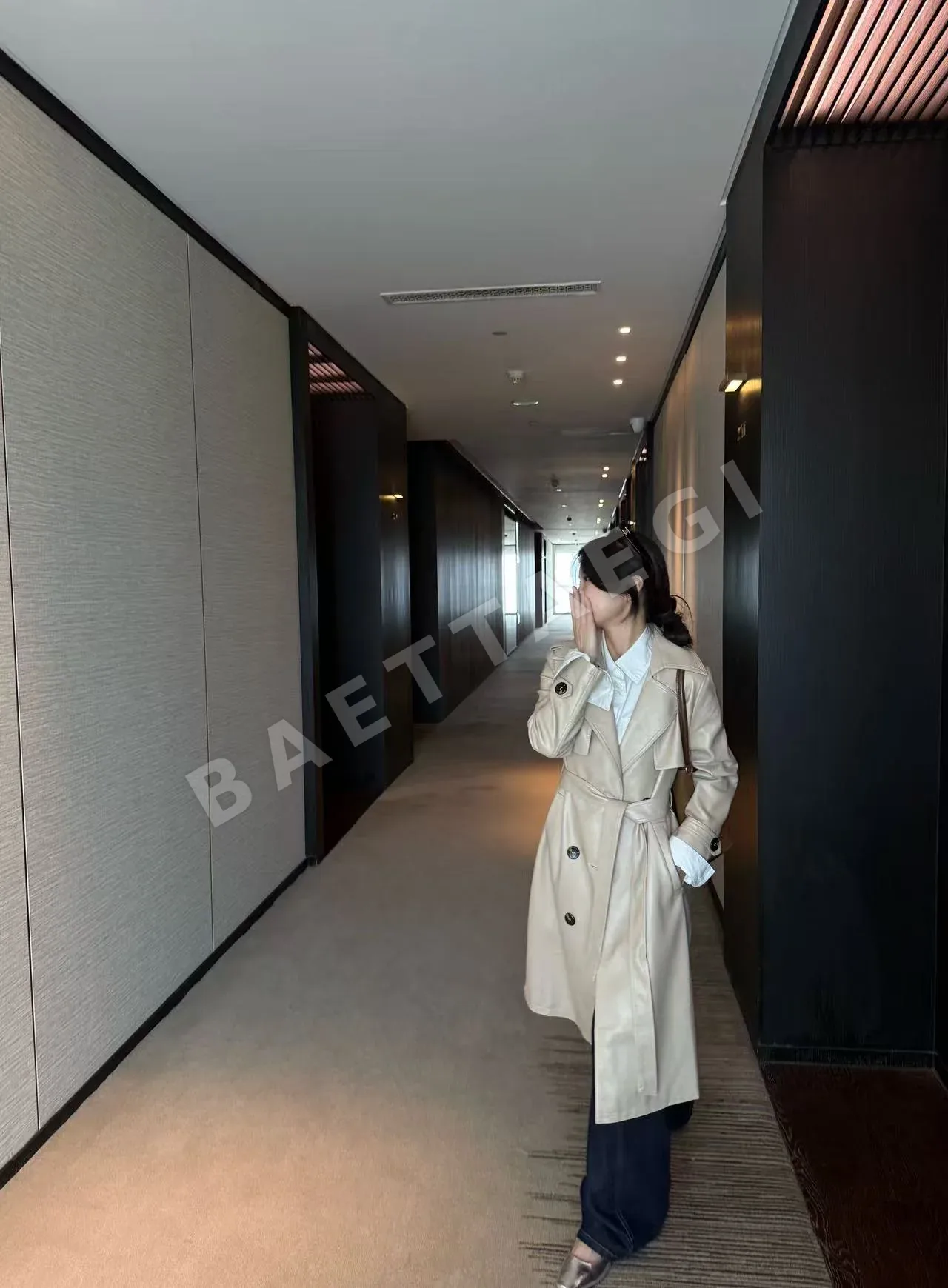 버버리 켄징턴 가죽 트렌치코트 여성 자켓 상세 이미지 4