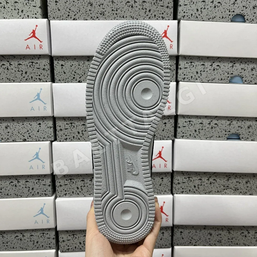나이키 [MAX] 에어 포스 1 로우 그레이 블랙 HQ2037-004 201120 Nike Air Force 1 Low '07 LV8 상세 이미지 3