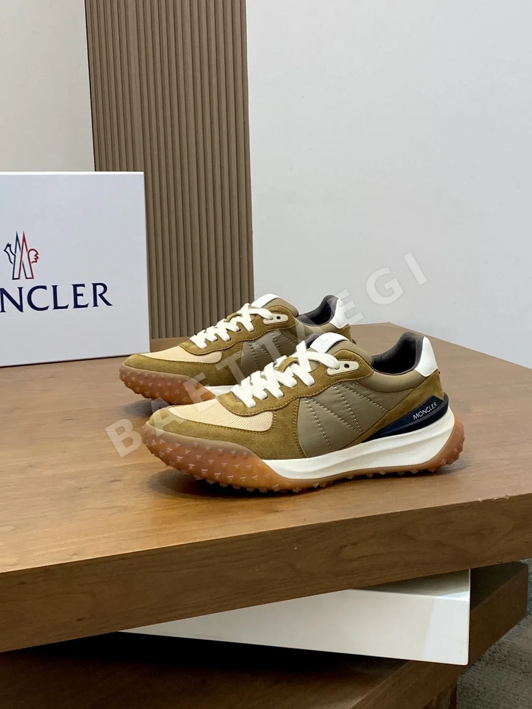 몽클레르 스니커즈 남성 스웨이드 모 레르 로고 힐탭 상세 이미지 3