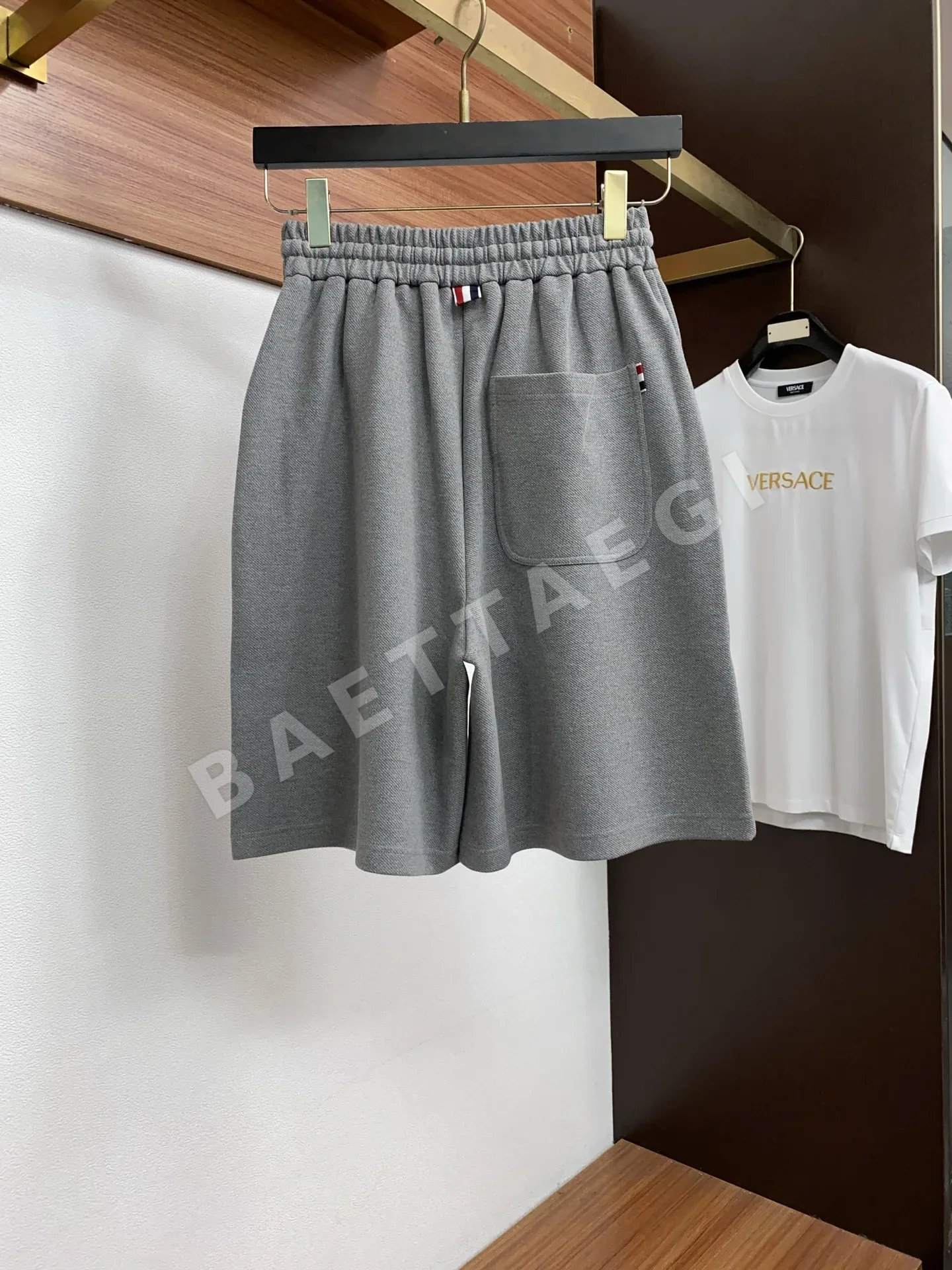 톰브라운 와이드 핏 남성 반바지 상세 이미지 9
