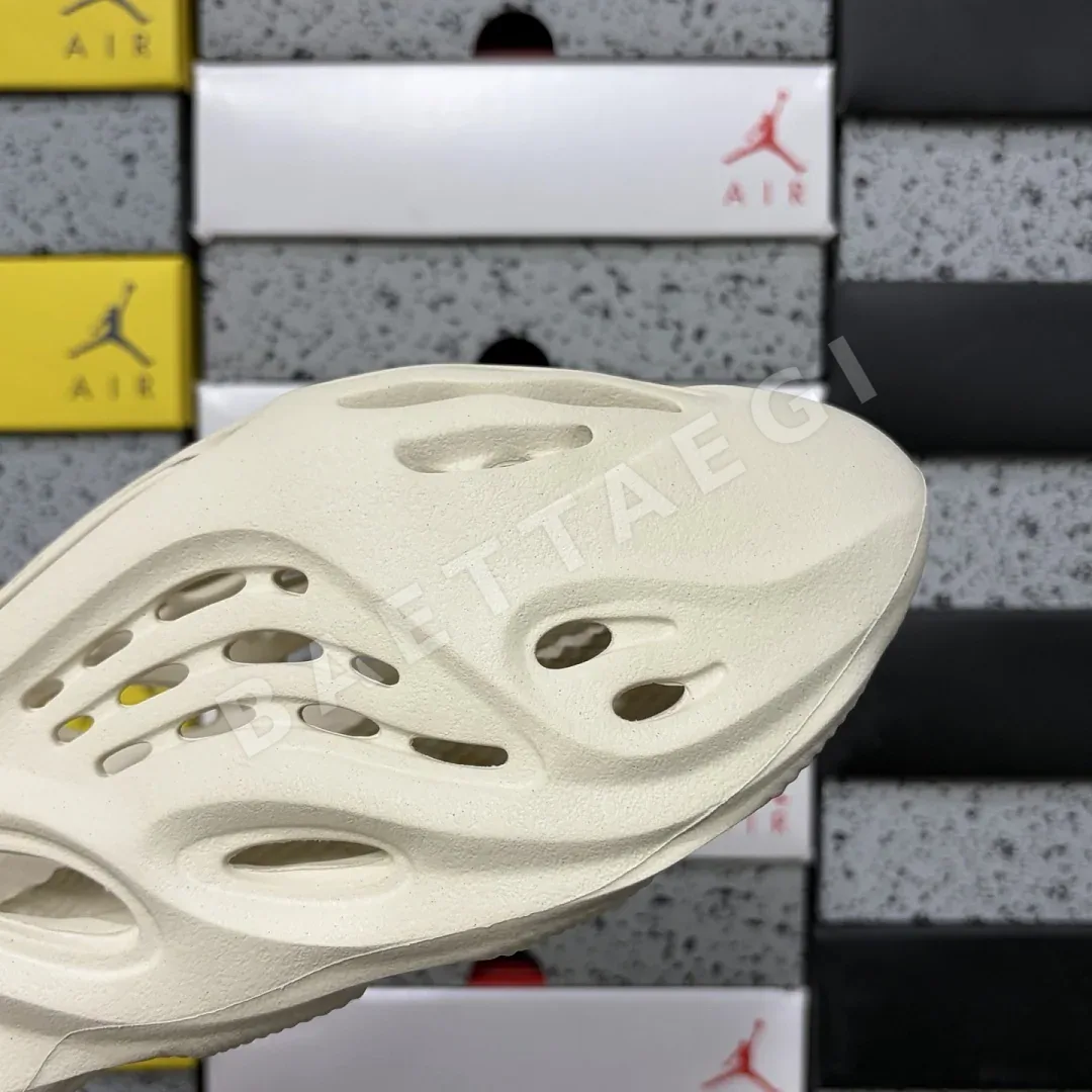 아디다스 [LW] 이지 폼 RNNR FY4567 200645 Adidas Yeezy Foam RNNR Sand 상세 이미지 4