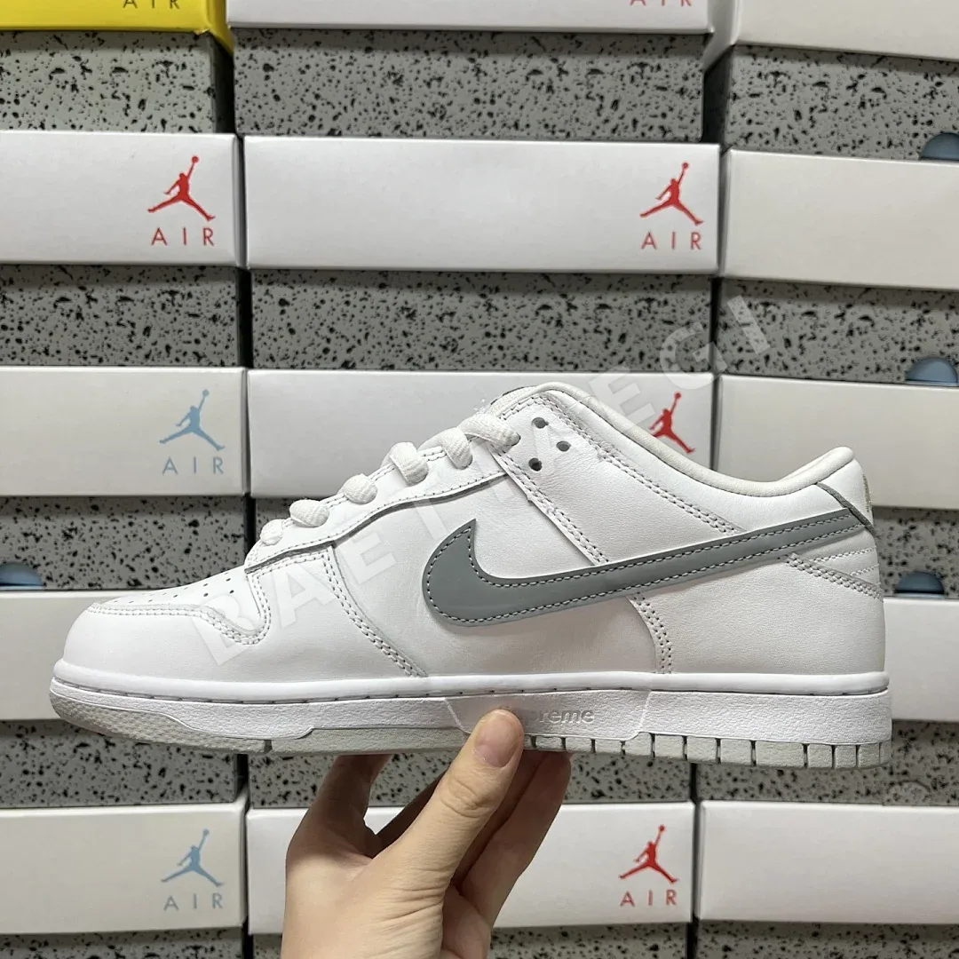 나이키 [M] SB 덩크 로우 HQ8487-100 201049 Nike SB Dunk Low Supreme 94 White Metallic 상세 이미지 3