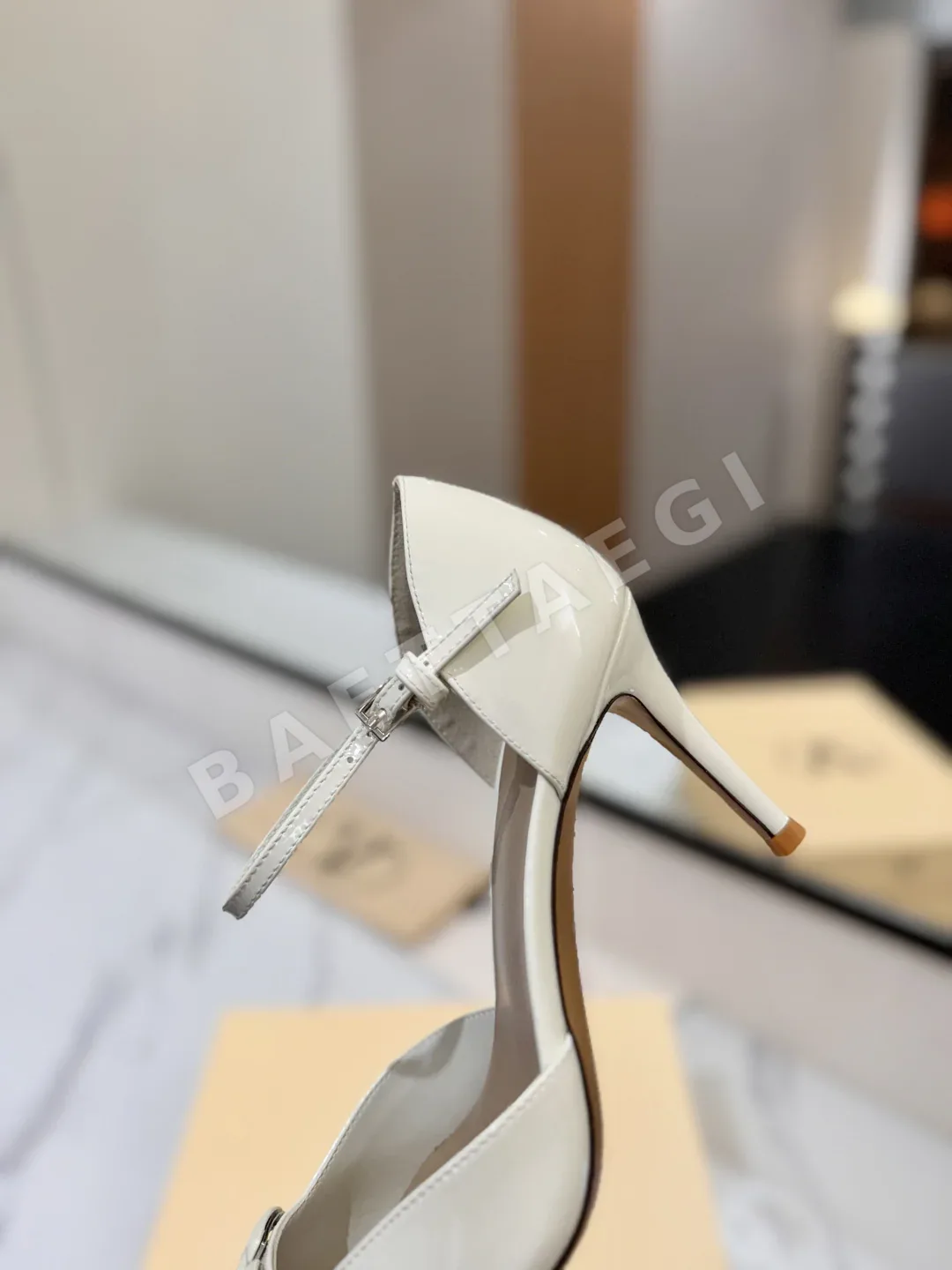 발렌티노 뾰족 앞코 하이힐 샌들 V 버클 샌들 상세 이미지 8